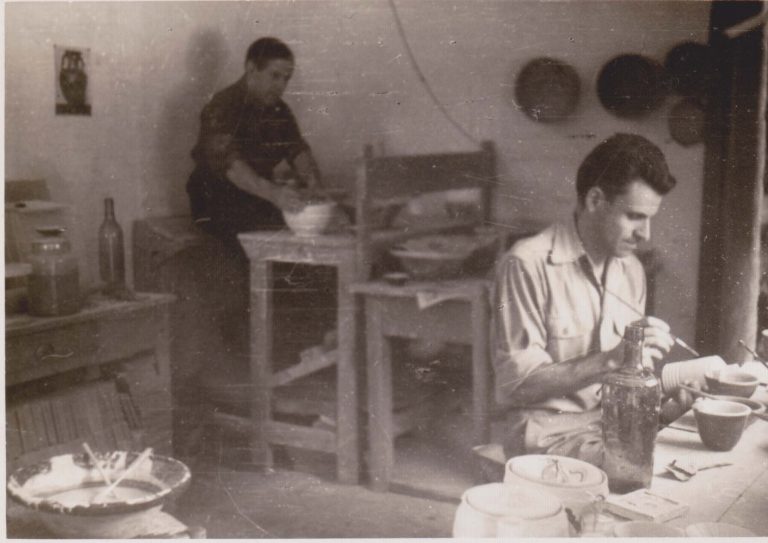 J. Llorens Artigas i Eudald Serra treballant al taller de Gallifa l'estiu de 1952. Successió Serra.