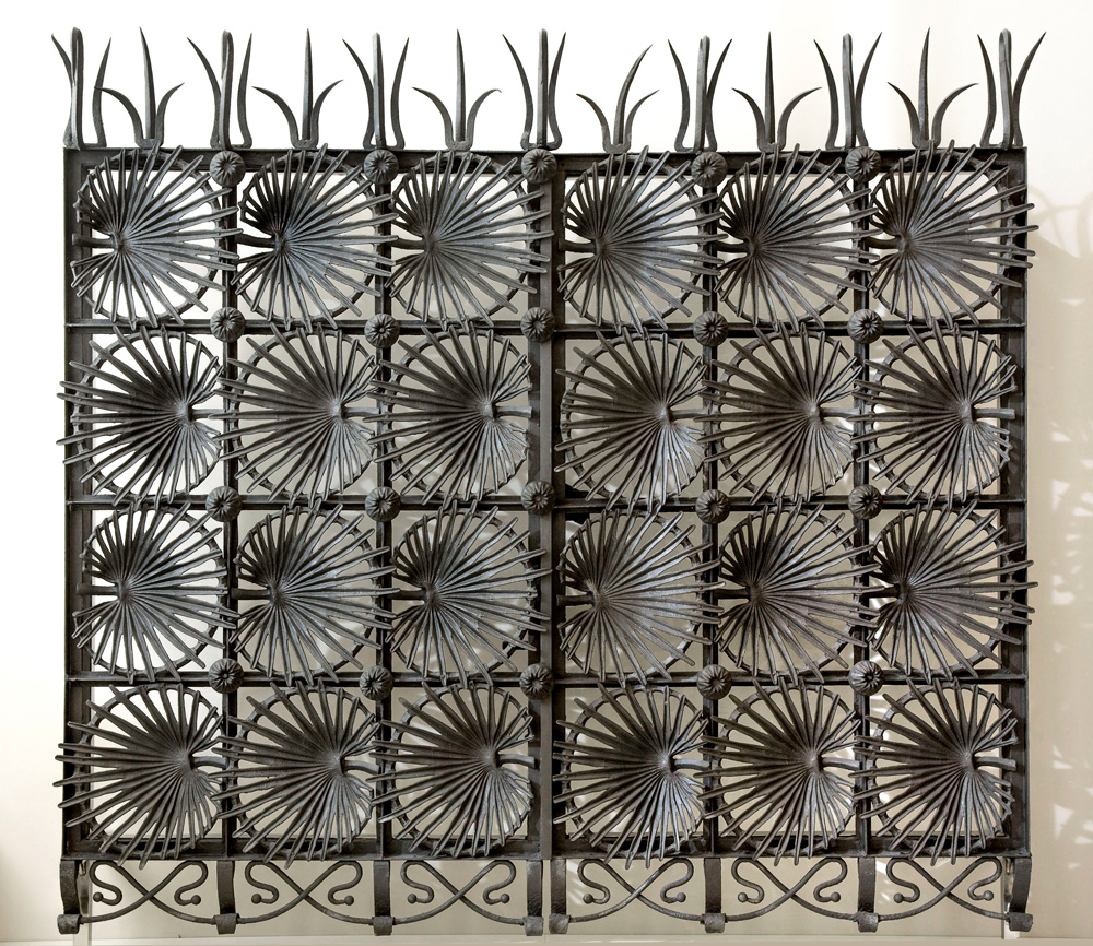 Reixat de dos batents per a la Casa Vicens. Antoni Gaudí (Reus, 1852 – Barcelona, 1926). Taller de Joan Oñós. Cap a 1883-1885. 235 x 254 x 28 cm. Ferro forjat i colat. Recuperació, 1986. Forma part de la mateixa sèrie que Gaudí dissenyà per a la Casa Vicens, carrer de les Carolines, 18-24, Barcelona. Procedeix de l'Escola Baldiri i Reixac, al Parc Güell, Barcelona.