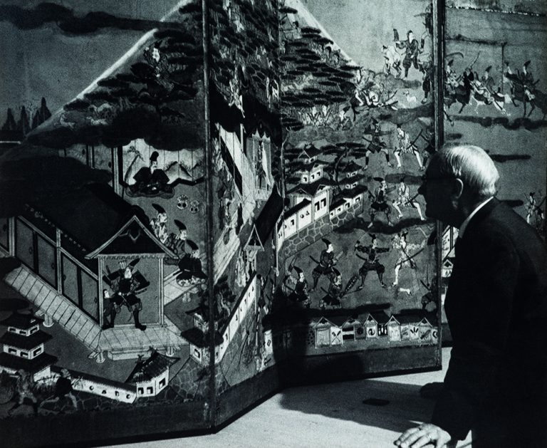 Joan Miró observando el biombo del siglo XVII "Soga monogatari" durante la visita al Nihon Mingeikan de Tokio, 1966. Fundació J. Llorens Artigas