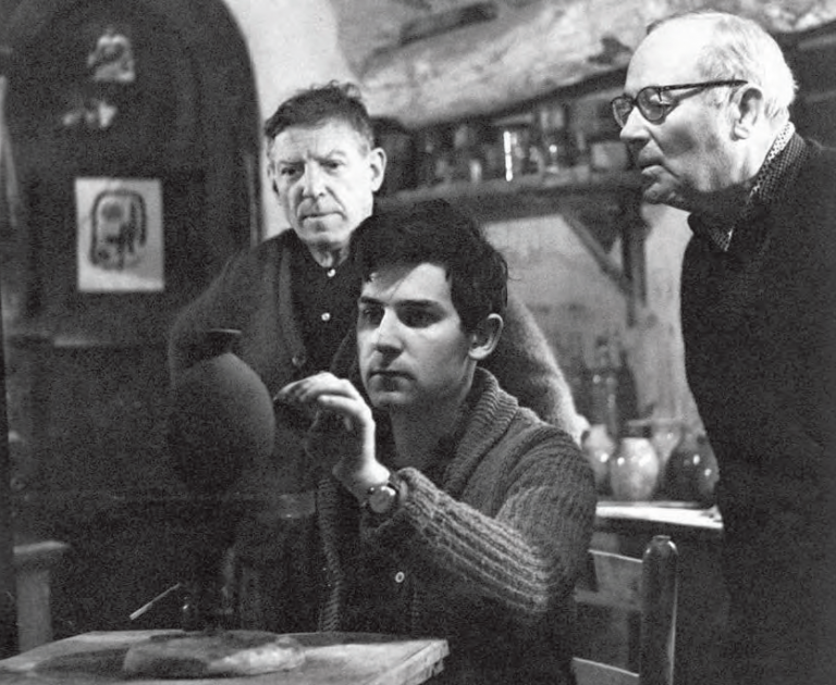 Joan Gardy Artigas participando en la creación de la serie de pequeños jarrones realizados conjuntamente por Josep Llorens Artigas y Joan Miró a inicios de 1963