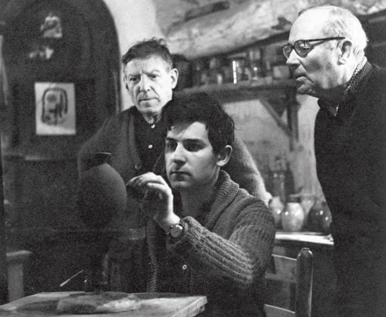 Joan Gardy Artigas participant en la creació de la sèrie de petits gerros fets de manera conjunta per Josep Llorens Artigas i Joan Miró a inicis de 1963.