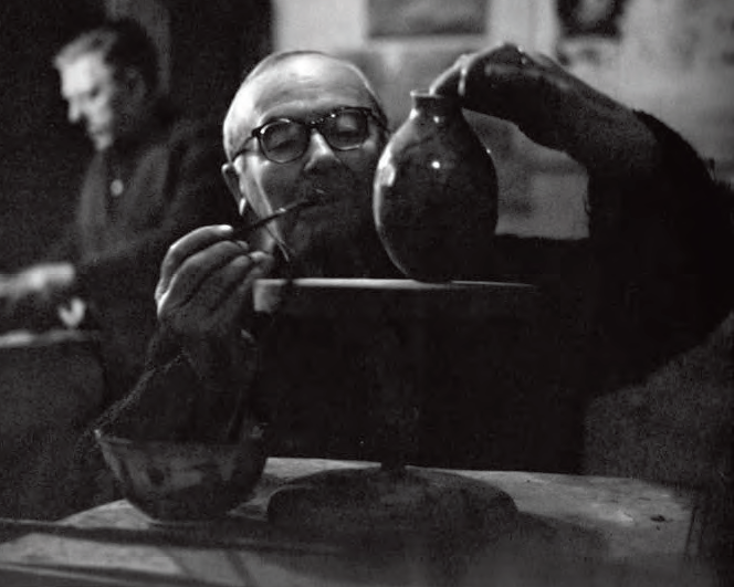 Joan Miró y Josep Llorens Artigas preparando jarrones para la exposición de la Galería Maegth de 1963. Museu Nacional d'Art de Catalunya