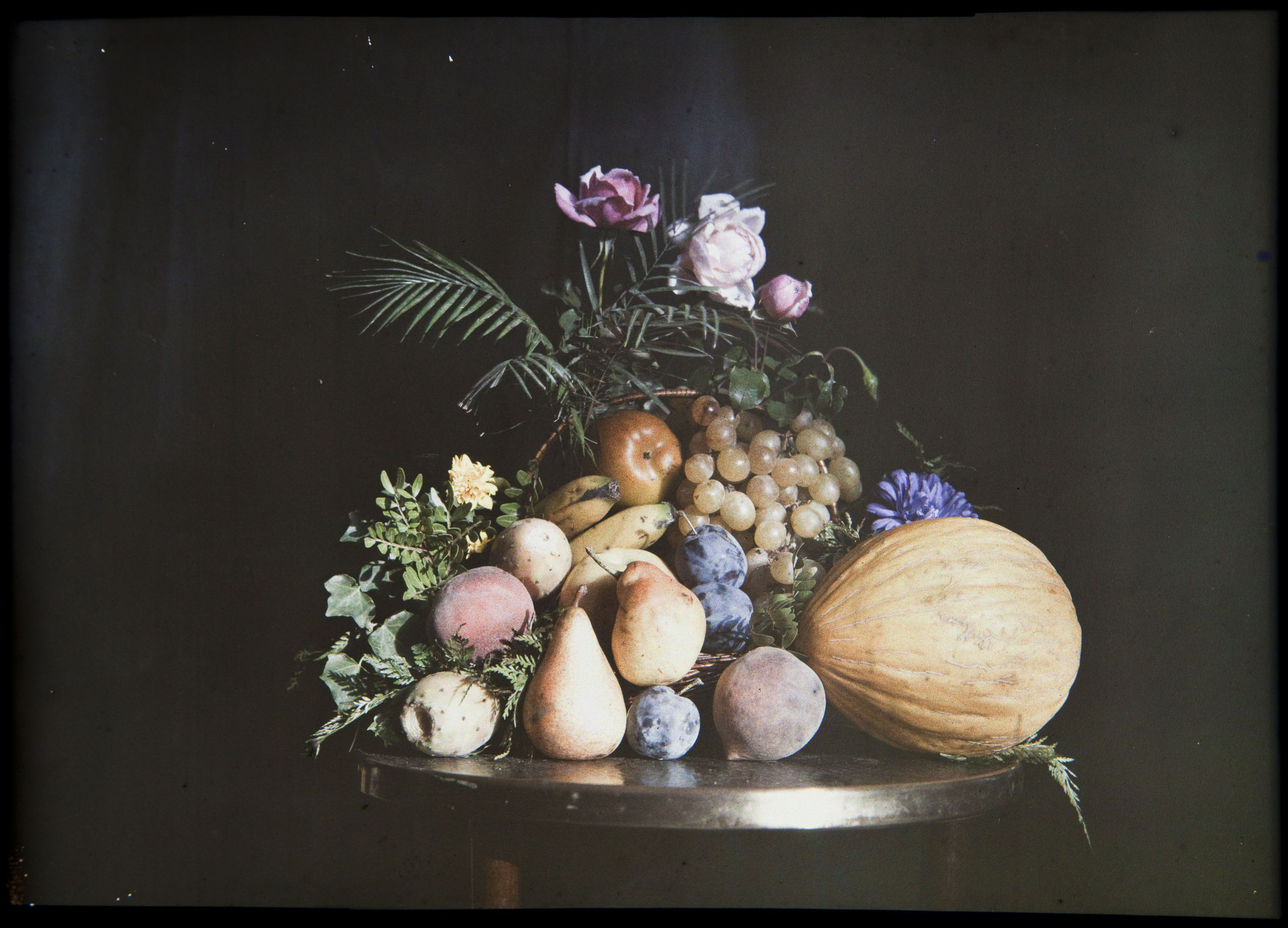 image for: Francesc Carrera Bou - Natura morta amb fruita i flors - Cap a 1922-1926