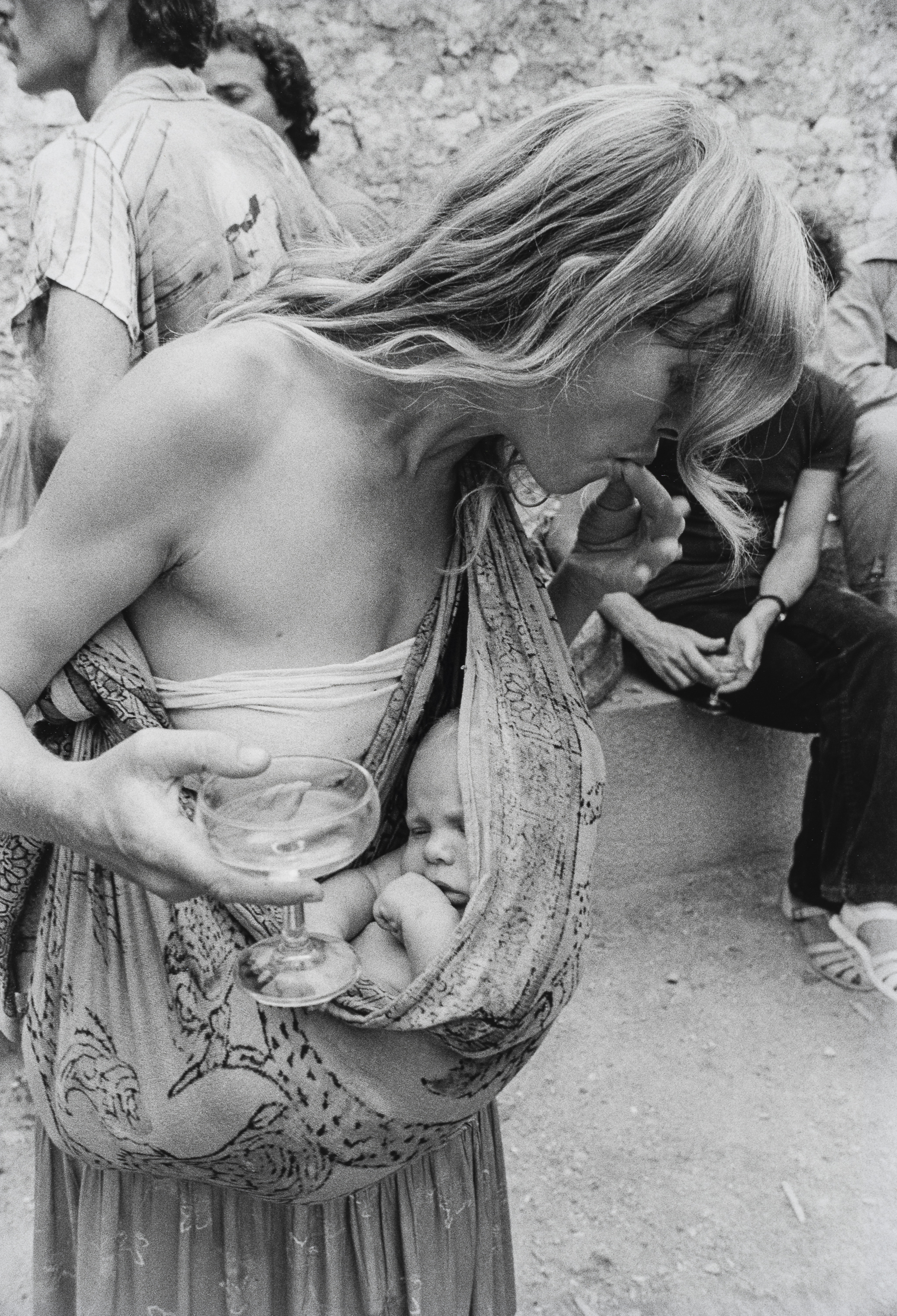image for: Oriol Maspons - Hippy convidada a una festa al carrer (Eivissa) - Cap a 1976 (tiratge posterior)