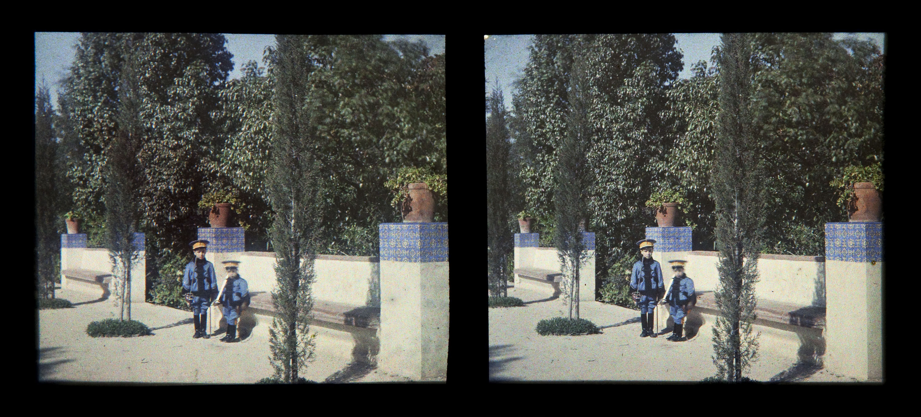 image for: Francesc Carrera Bou - Nens vestits de militars en un jardí - Cap a 1926