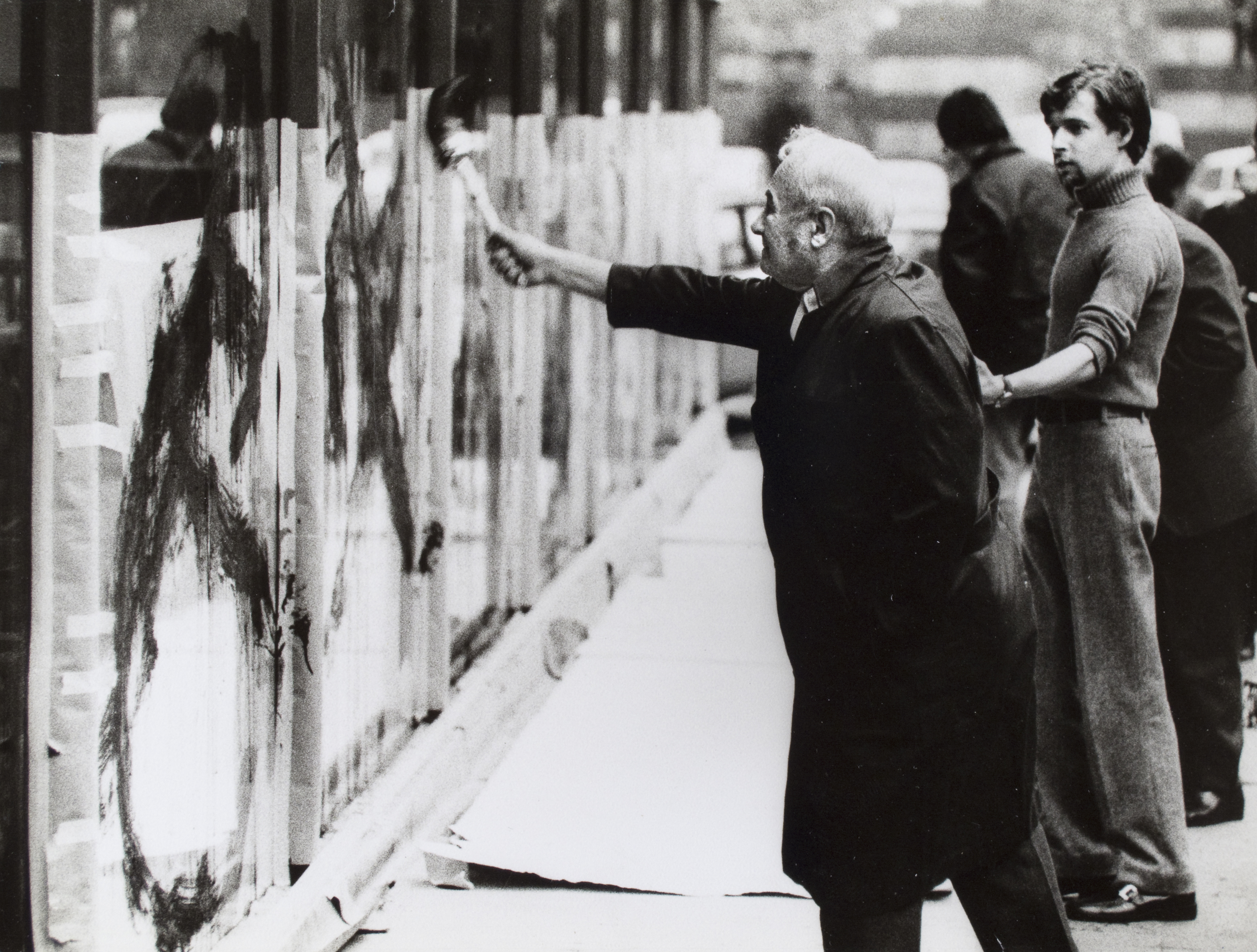 Oriol Maspons - Joan Miró pintant els vidres del Col·legi d'Arquitectes de Catalunya i Balears (Barcelona) - 1969 image for: Oriol Maspons - Joan Miró pintant els vidres del Col·legi d'Arquitectes de Catalunya i Balears (Barcelona) - 1969