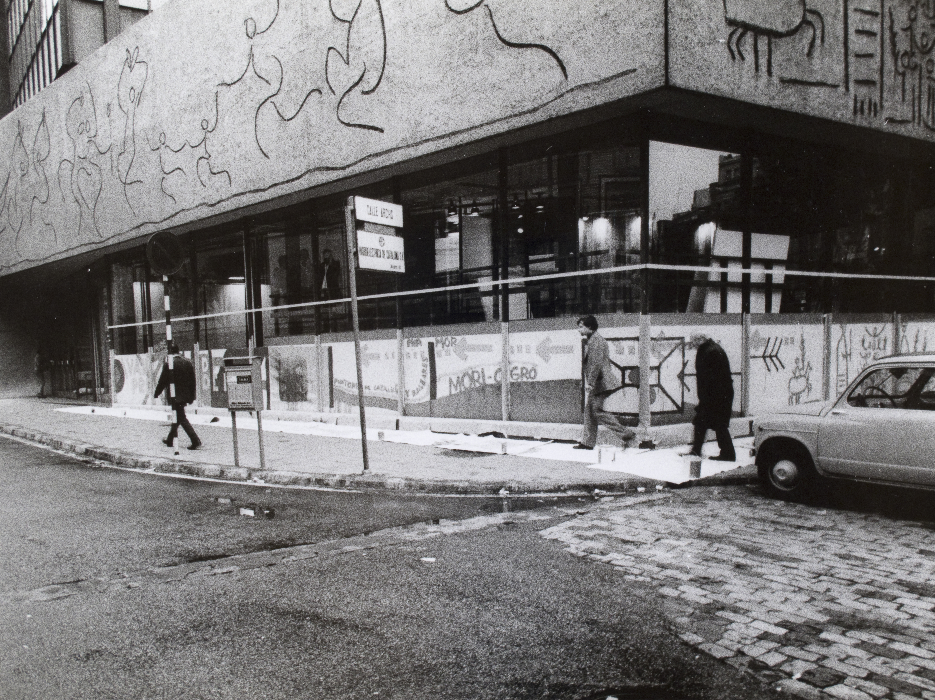 image for: Oriol Maspons - Joan Miró pintant els vidres del Col·legi d'Arquitectes de Catalunya i Balears (Barcelona) - 1969