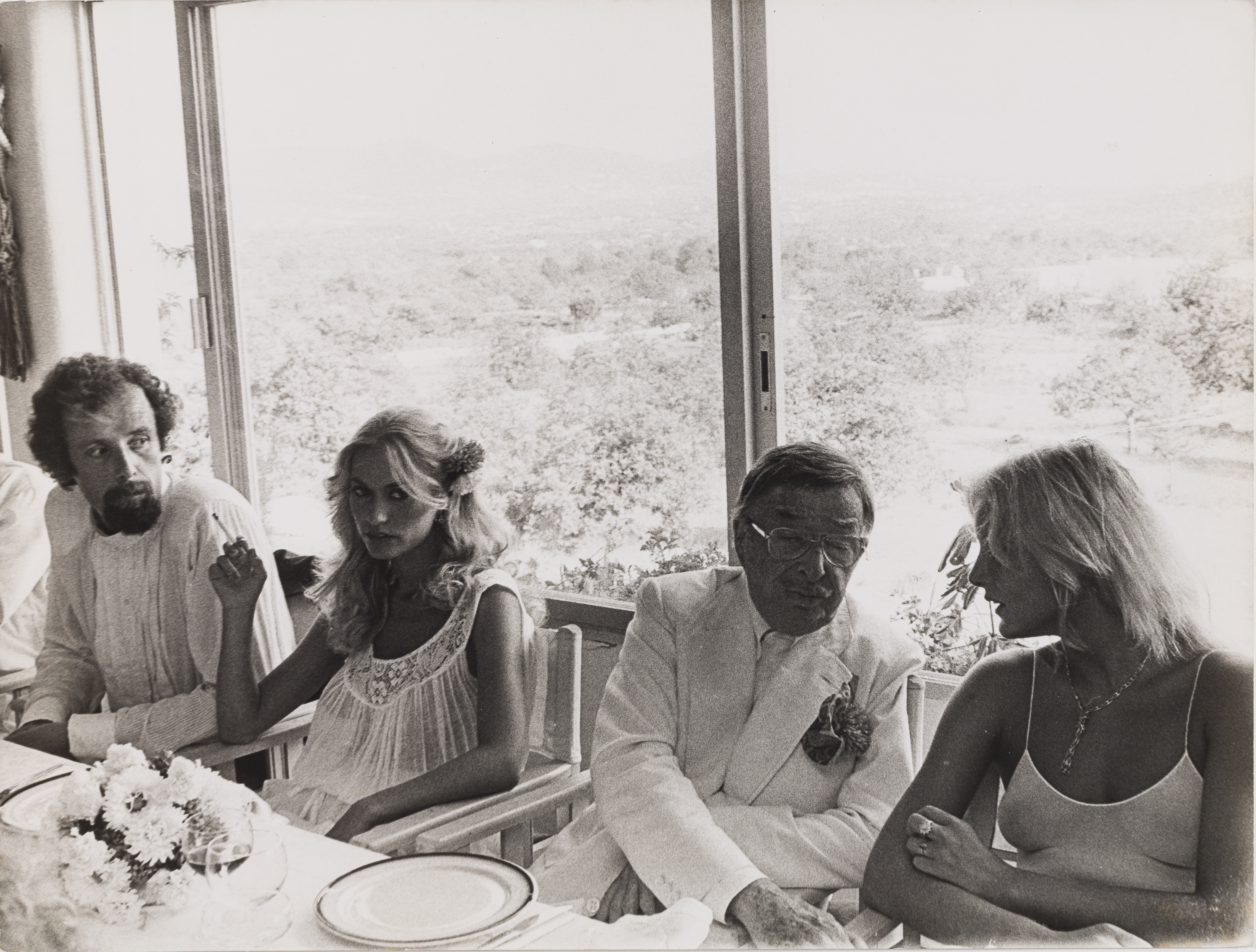 Oriol Maspons - Luis Cantero i Xavier Cugat amb dues noies - Cap a 1980 image for: Oriol Maspons - Luis Cantero i Xavier Cugat amb dues noies - Cap a 1980