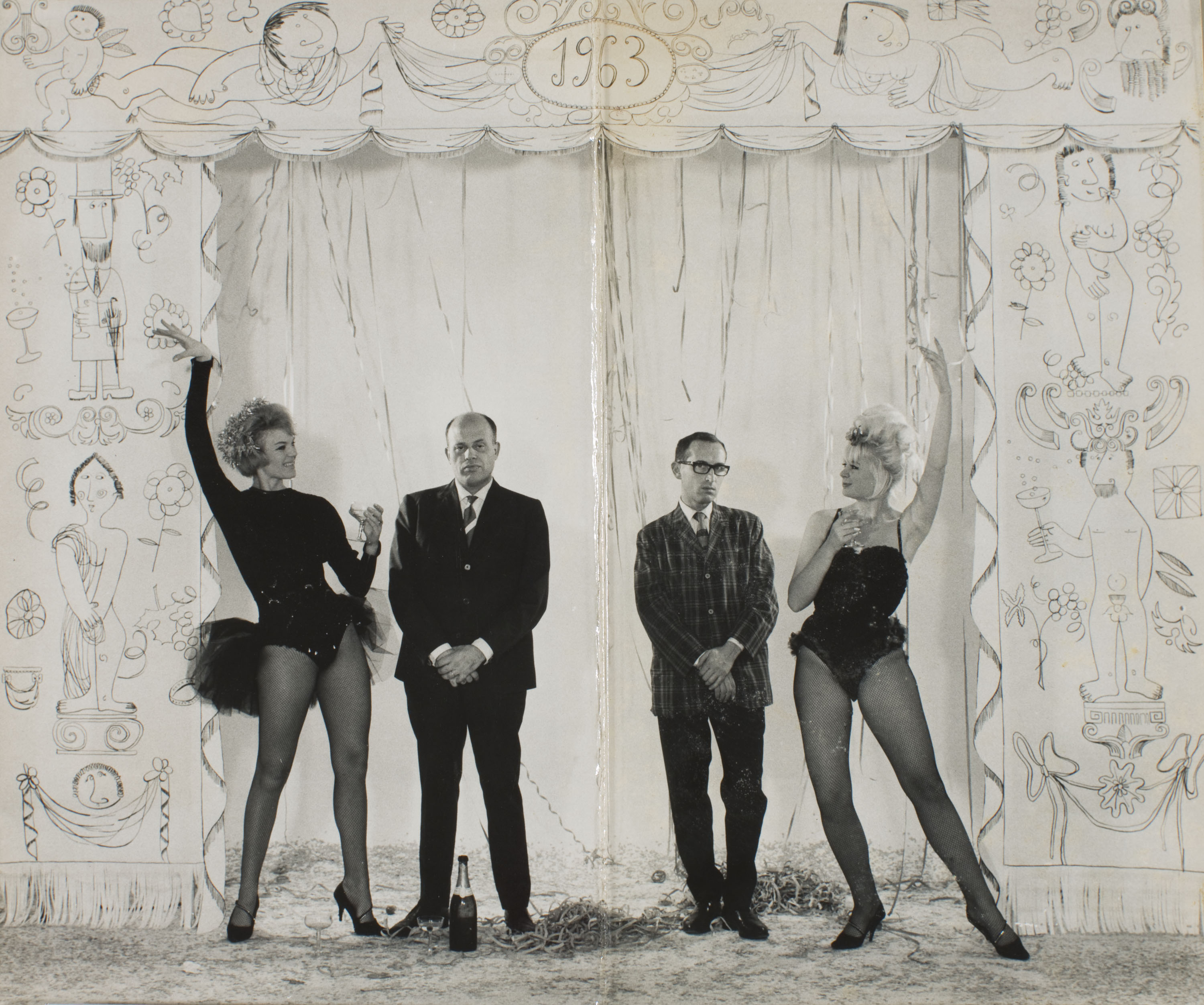 image for: Oriol Maspons - Julio Ubiña i Oriol Maspons amb vedettes dalt d'un escenari (Nadala) - 1963