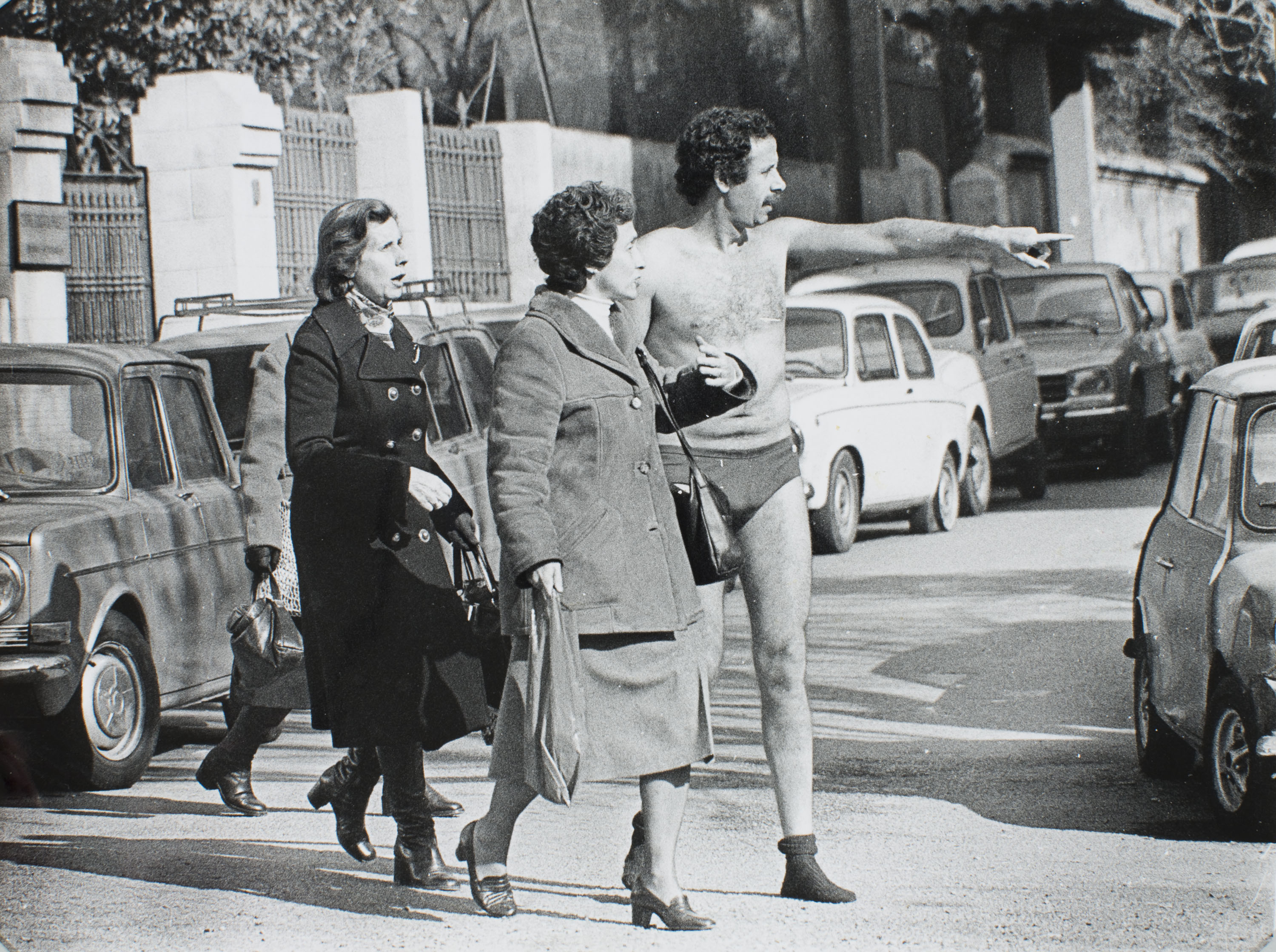 image for: Oriol Maspons - Luis Cantero demanant roba - 1981