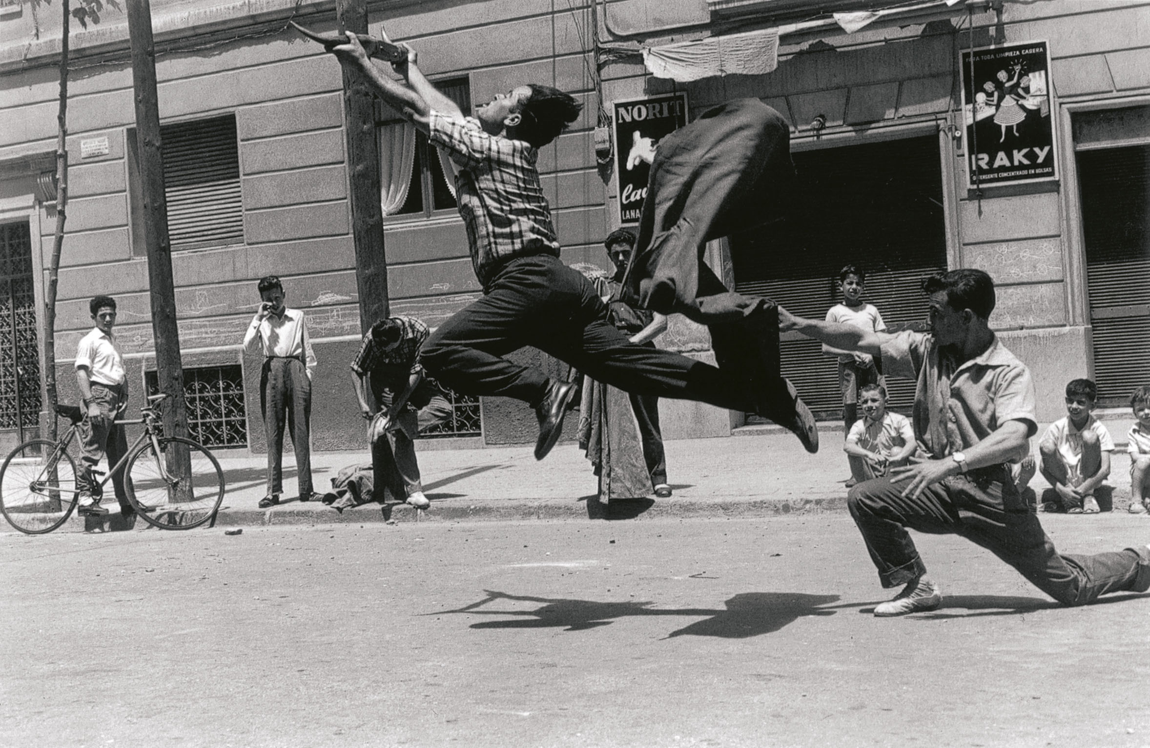 image for: Oriol Maspons - Fotografia per al llibre «Toreo de salón. Farsa con acompañamiento de clamor y murga», de Camilo José Cela - 1962 (tiratge posterior)