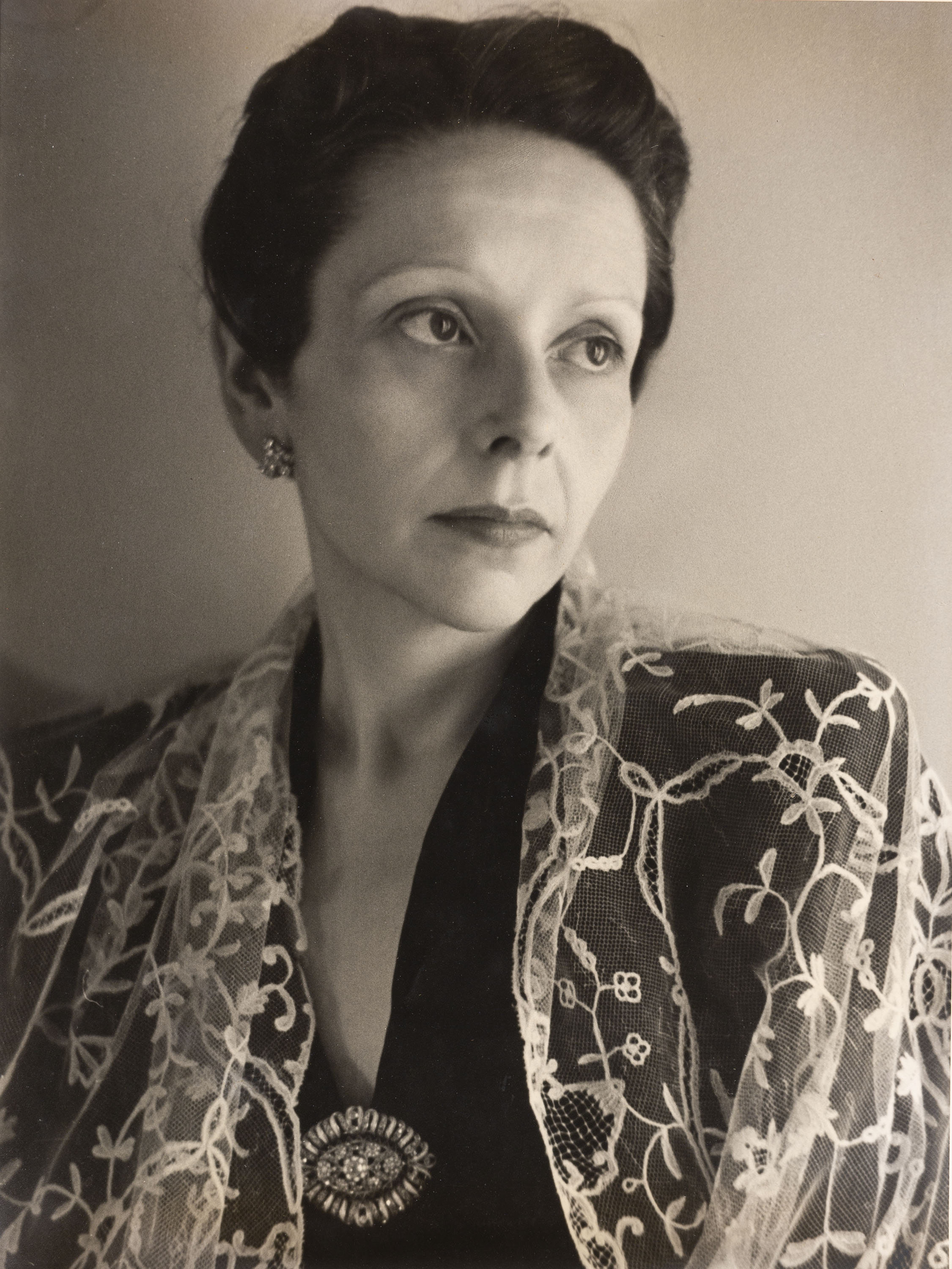 image for: Otho Lloyd - Retrat de dona - Cap a 1944