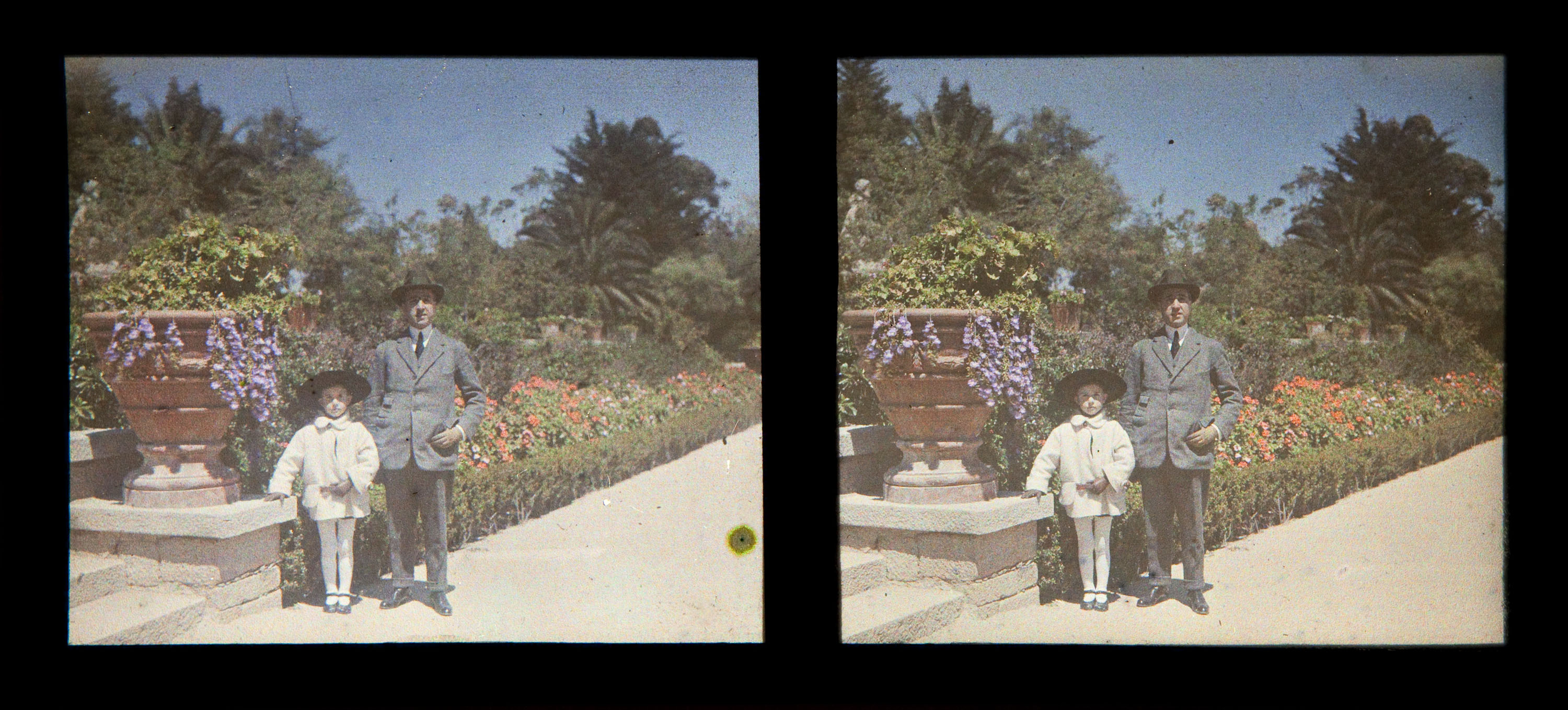 image for: Francesc Carrera Bou - Nena i home en un jardí - Cap a 1926