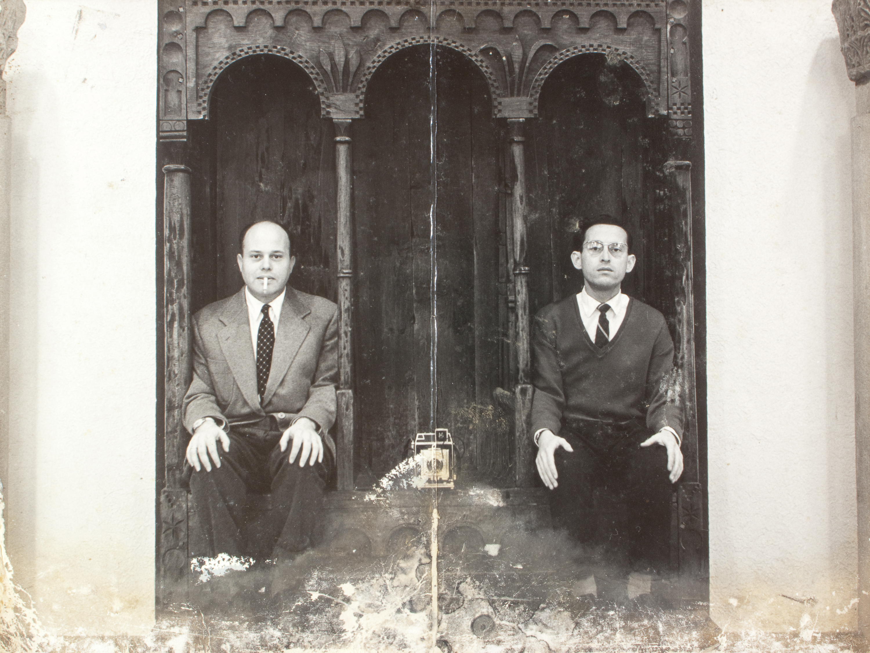 image for: Oriol Maspons - Julio Ubiña i Oriol Maspons asseguts al banc de Taüll del Museu d'Art de Catalunya, Barcelona (Nadala) - 1957
