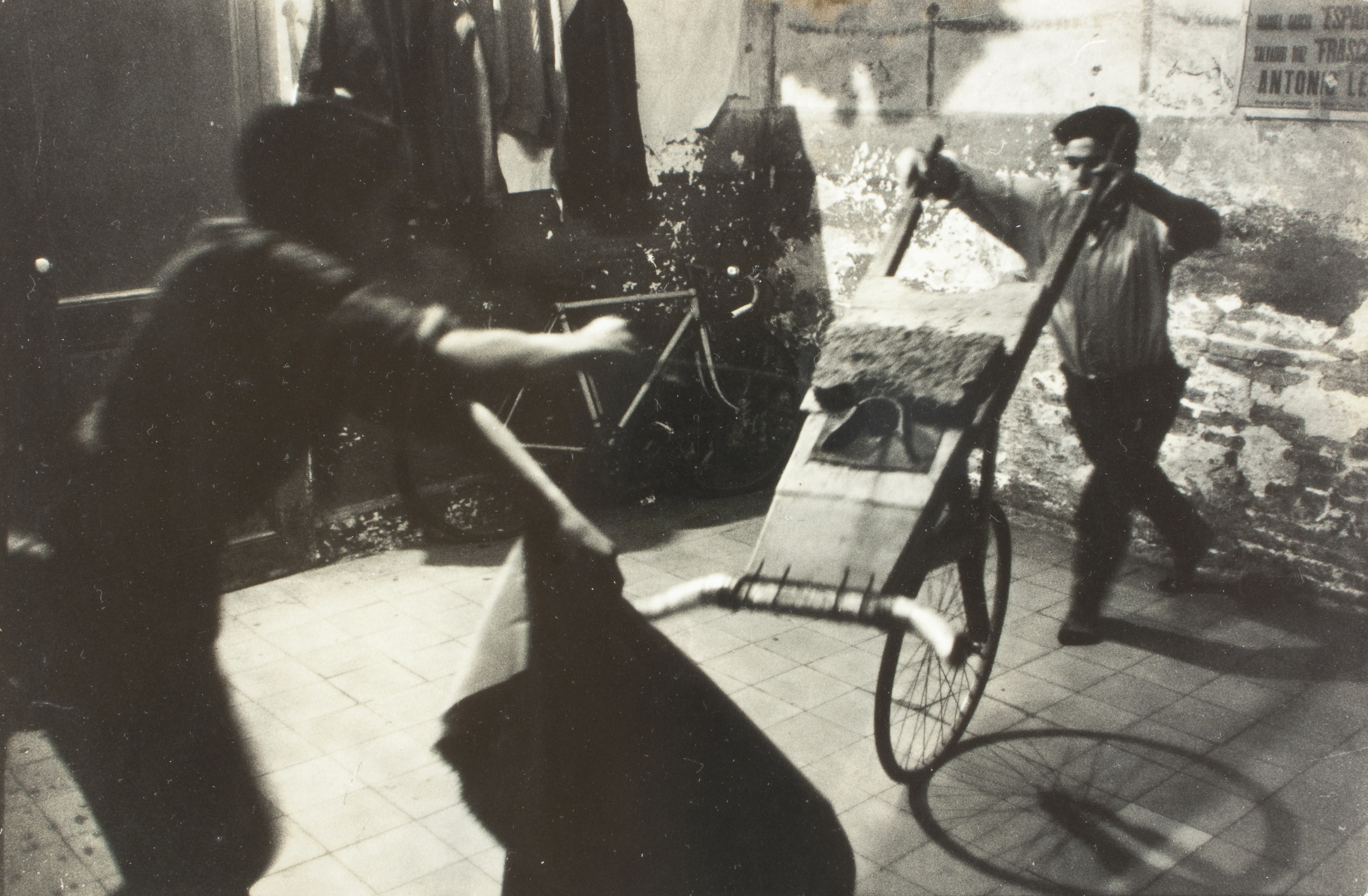 Oriol Maspons - Fotografia per al llibre «Toreo de salón. Farsa con acompañamiento de clamor y murga», de Camilo José Cela - Cap a 1958-1962 image for: Oriol Maspons - Fotografia per al llibre «Toreo de salón. Farsa con acompañamiento de clamor y murga», de Camilo José Cela - Cap a 1958-1962