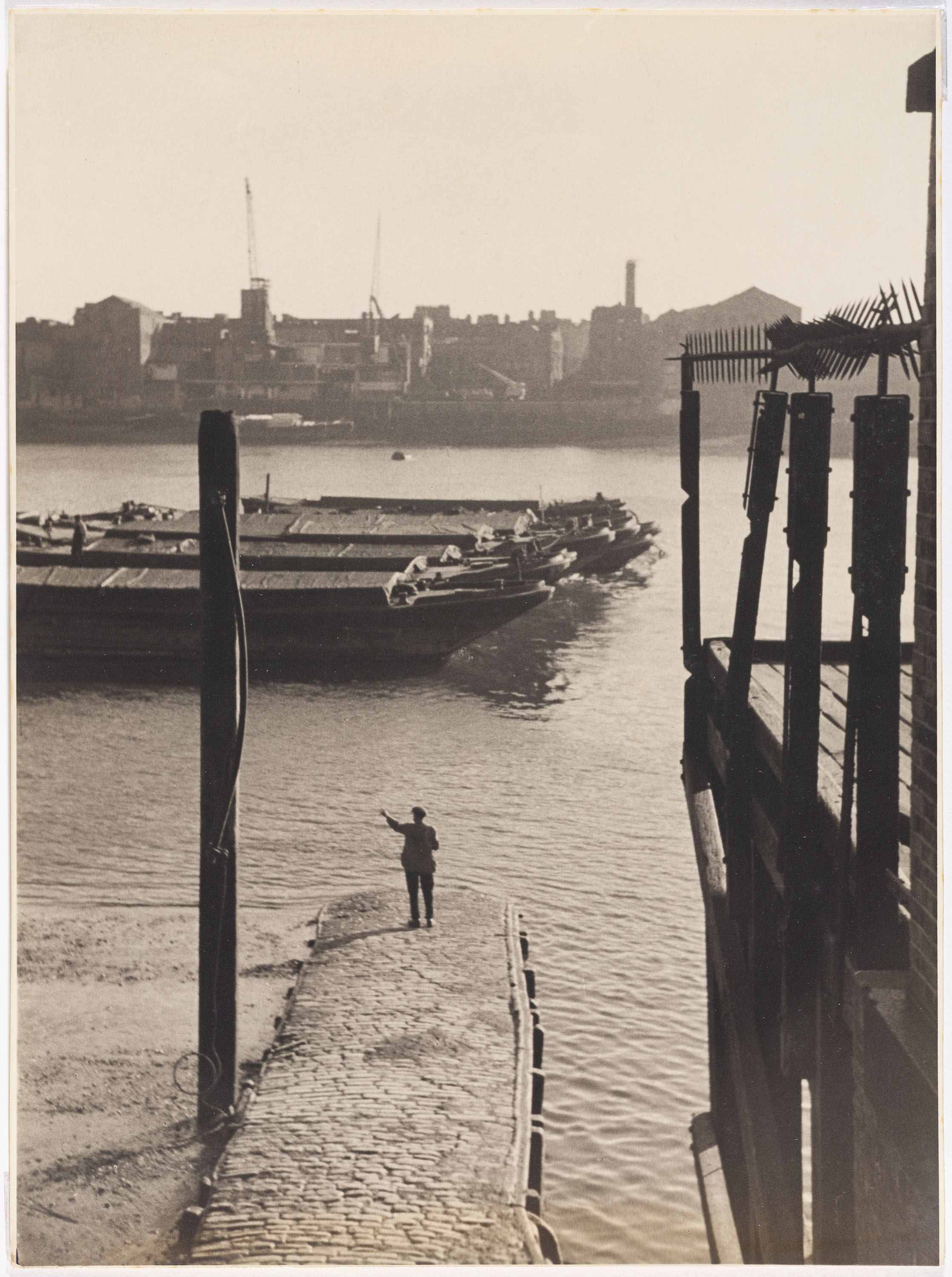 image for: Otho Lloyd - East End (Londres) - Cap a 1946