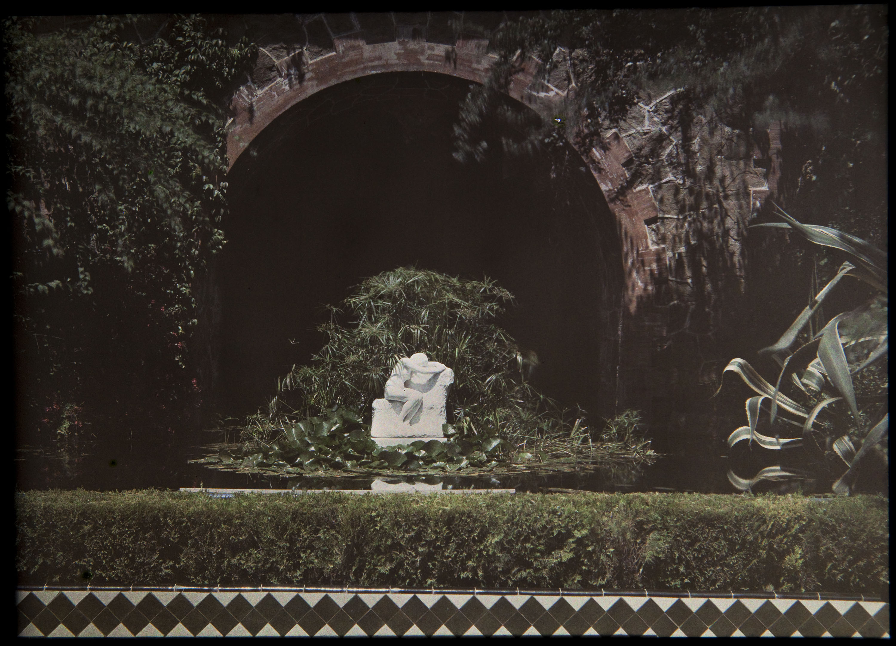 image for: Francesc Carrera Bou - Jardí amb escultura femenina - Cap a 1922-1926