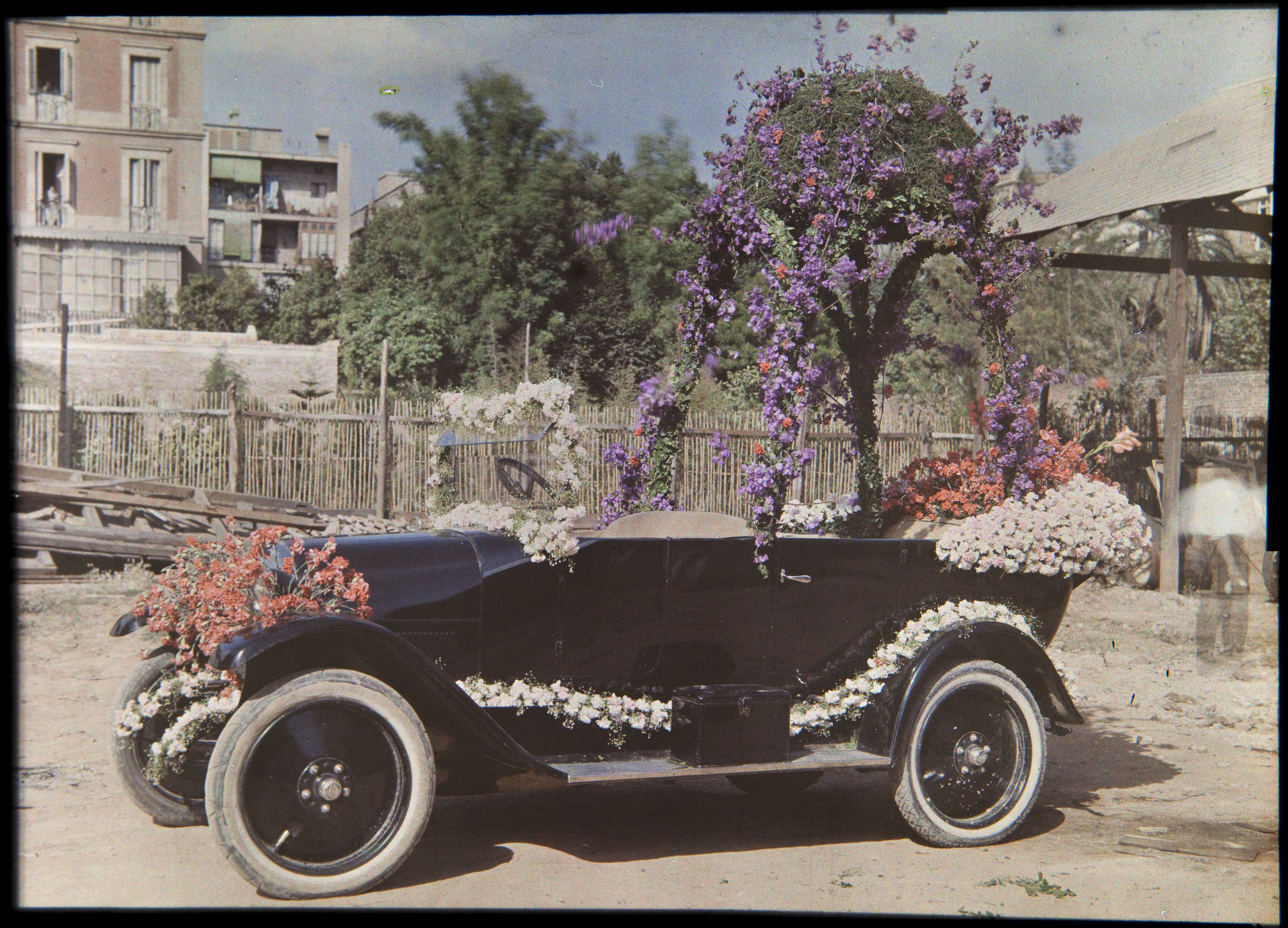 image for: Francesc Carrera Bou - Cotxe guarnit per a la Batalla de les flors (Barcelona) - Cap a 1922-1926