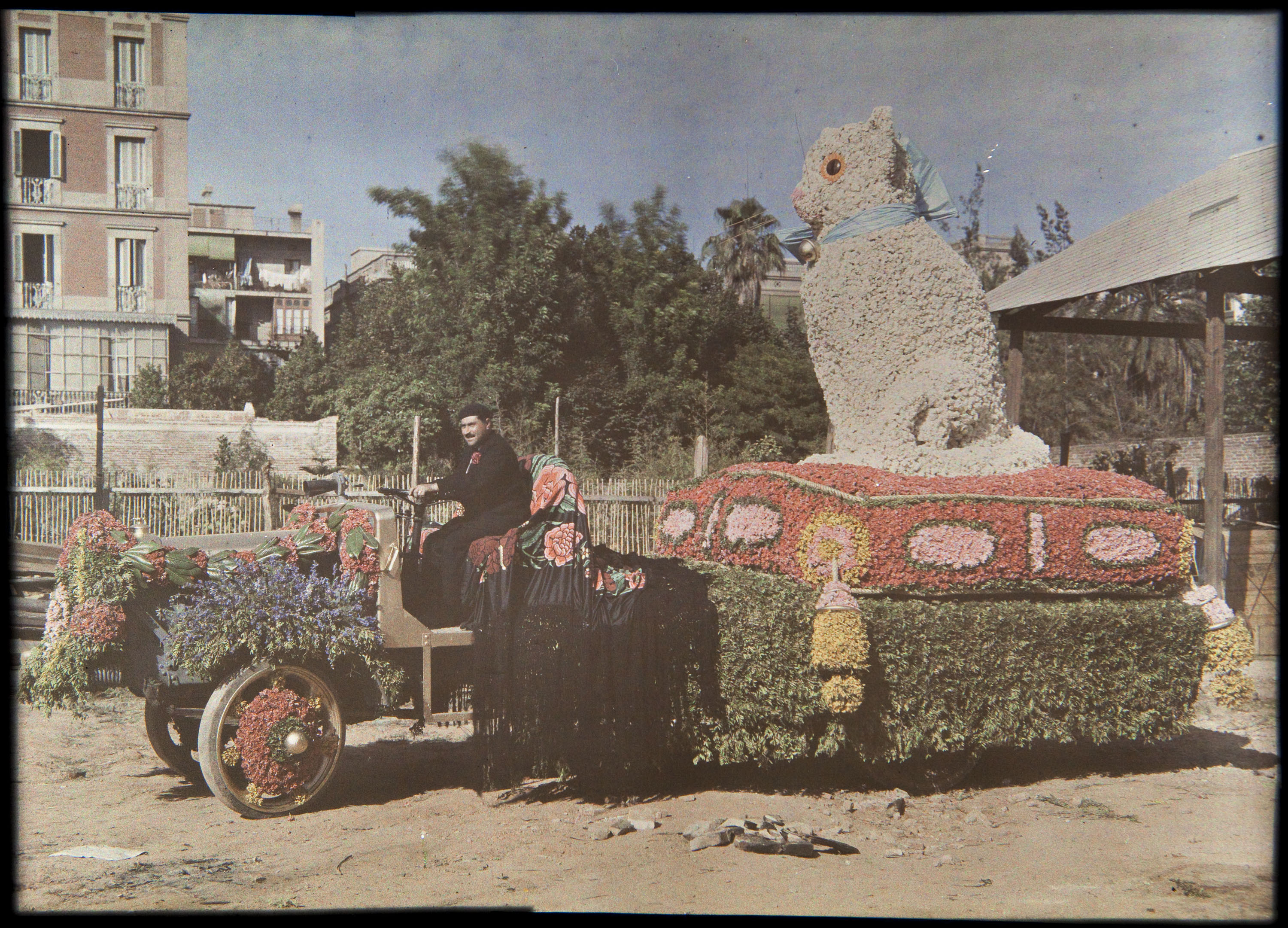 image for: Francesc Carrera Bou - Vehicle guarnit per a la Batalla de les flors (Barcelona) - Cap a 1922-1926