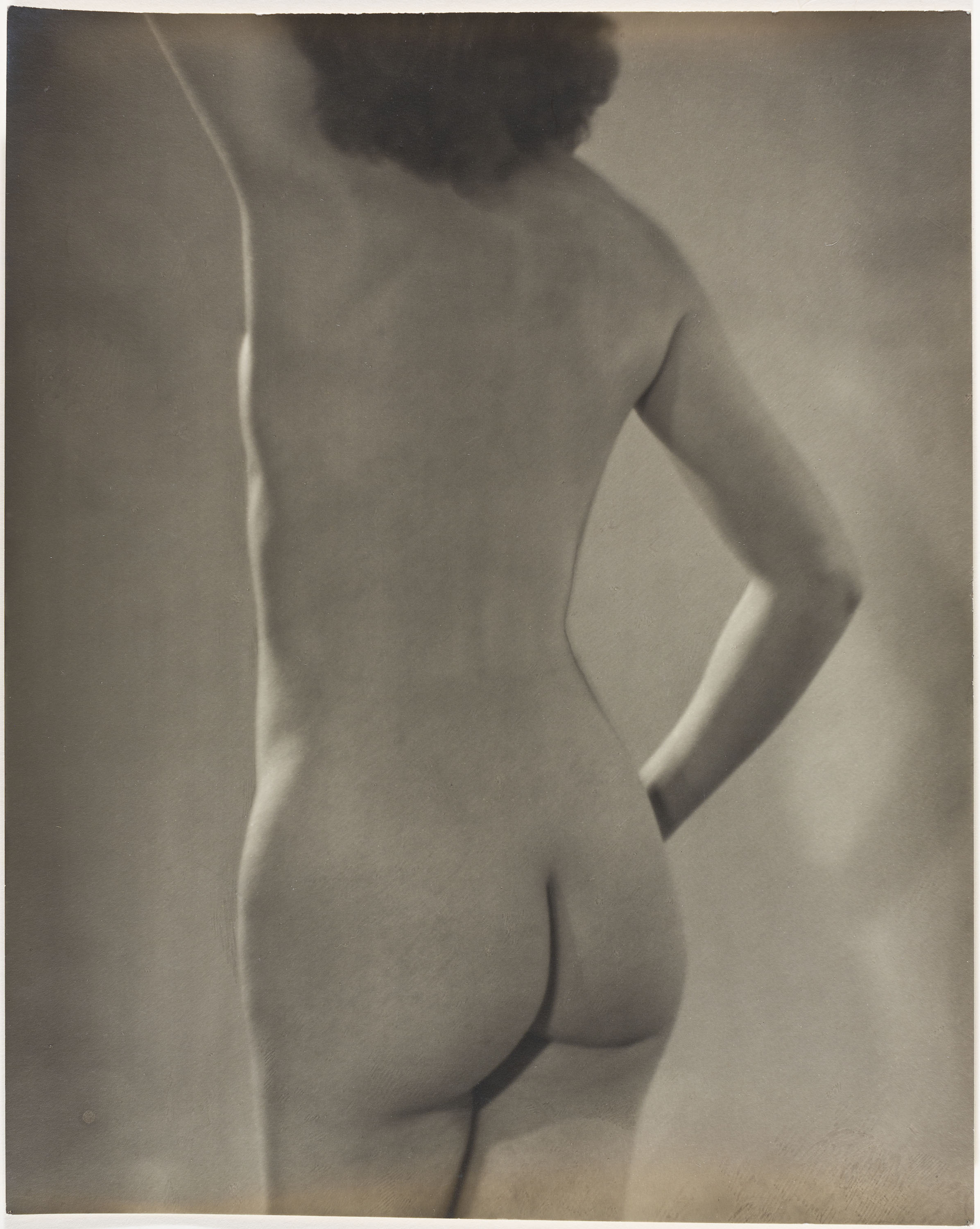 image for: Otho Lloyd - Nu femení - Cap a 1946