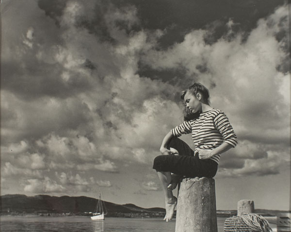 Oriol Maspons - Noia a la platja - Cap a 1954 image for: Oriol Maspons - Noia a la platja - Cap a 1954