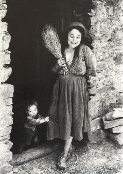 image for: Oriol Maspons - Femme de Las Hurdes. Fotografia per al llibre «Caminando por Las Hurdes», d'Antonio Ferres i Armando López Salinas - 1960