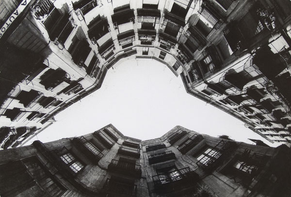 image for: Oriol Maspons - Sense títol [Carrer Milans, Barcelona] - Cap a 1971