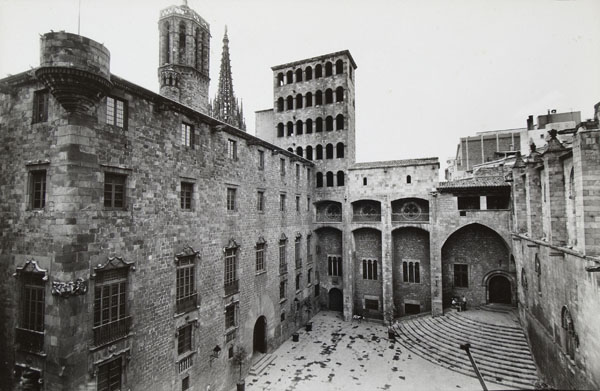 image for: Oriol Maspons - Sense títol [Plaça del Rei, Barcelona] - Cap a 1971