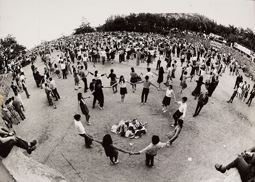 Oriol Maspons - Sardanes - Cap a 1971 image for: Oriol Maspons - Sardanes - Cap a 1971
