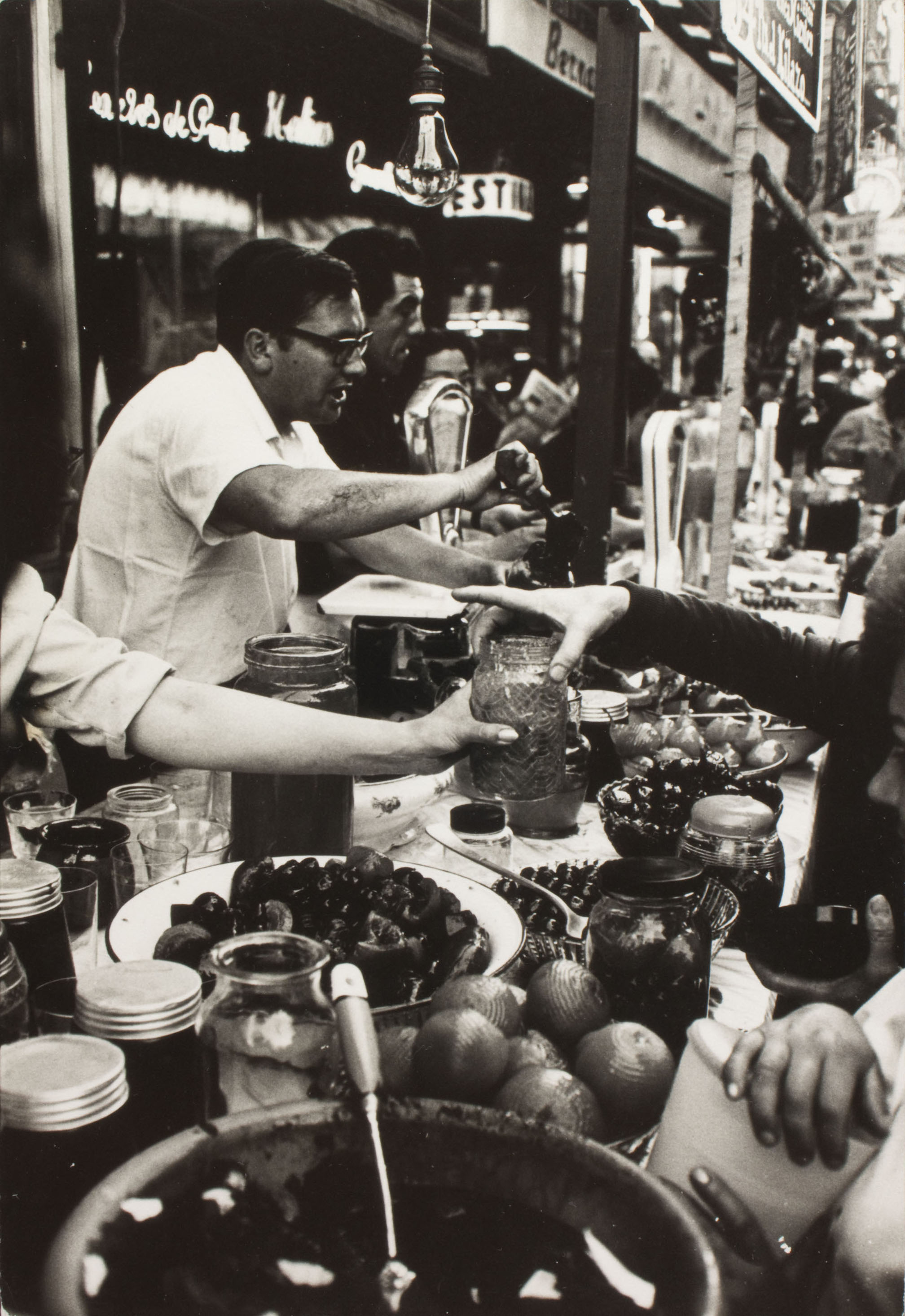 Oriol Maspons - Sense títol (Fotografia per al llibre «Això també és Barcelona», de Josep Mª Espinàs) - Cap a 1965 image for: Oriol Maspons - Sense títol (Fotografia per al llibre «Això també és Barcelona», de Josep Mª Espinàs) - Cap a 1965