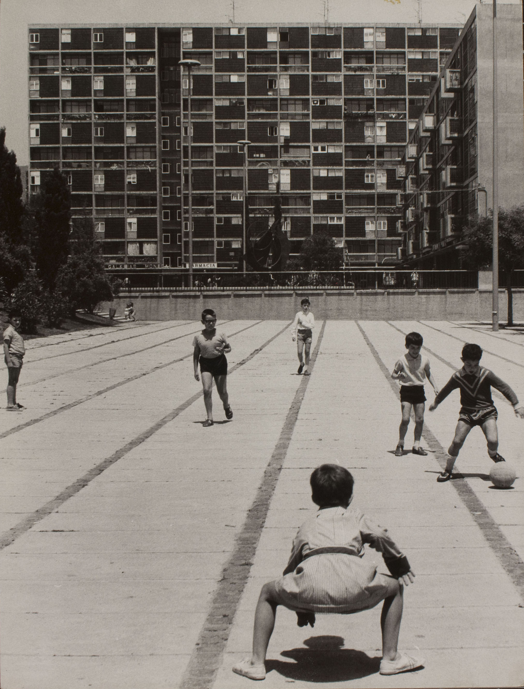 image for: Oriol Maspons - Sense títol (Montbau, Barcelona. Fotografia per la revista «Cuadernos de arquitectura» del Col·legi d'Arquitectes de Catalunya) - Juliol de 1969