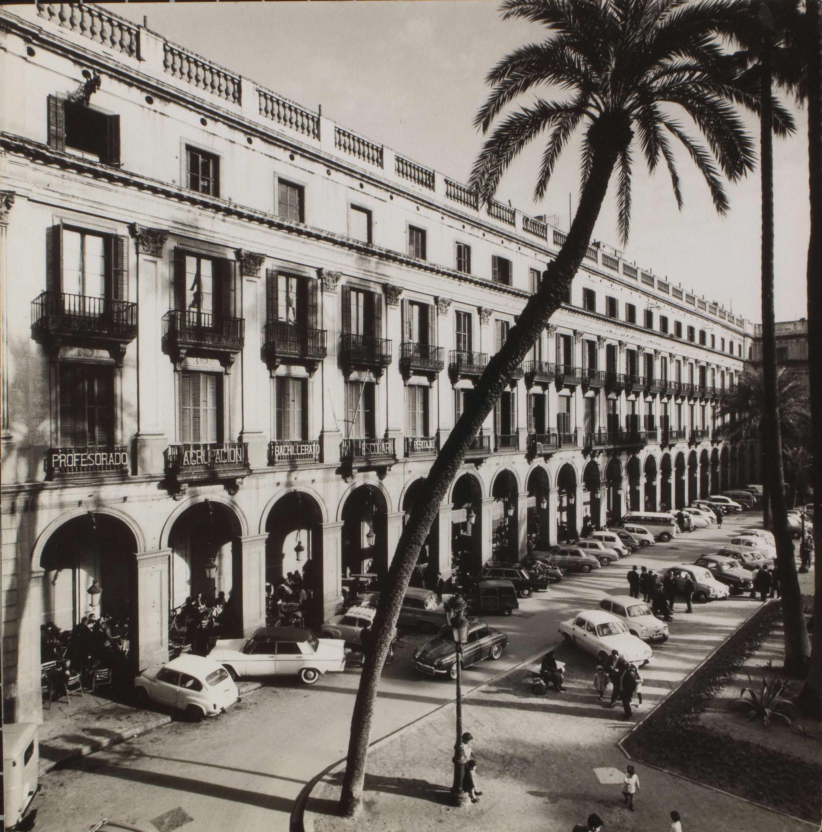 image for: Oriol Maspons - Sense títol (La Plaça Reial, Barcelona. Fotografia per al llibre «Això també és Barcelona», de Josep Mª Espinàs) - Cap a 1965