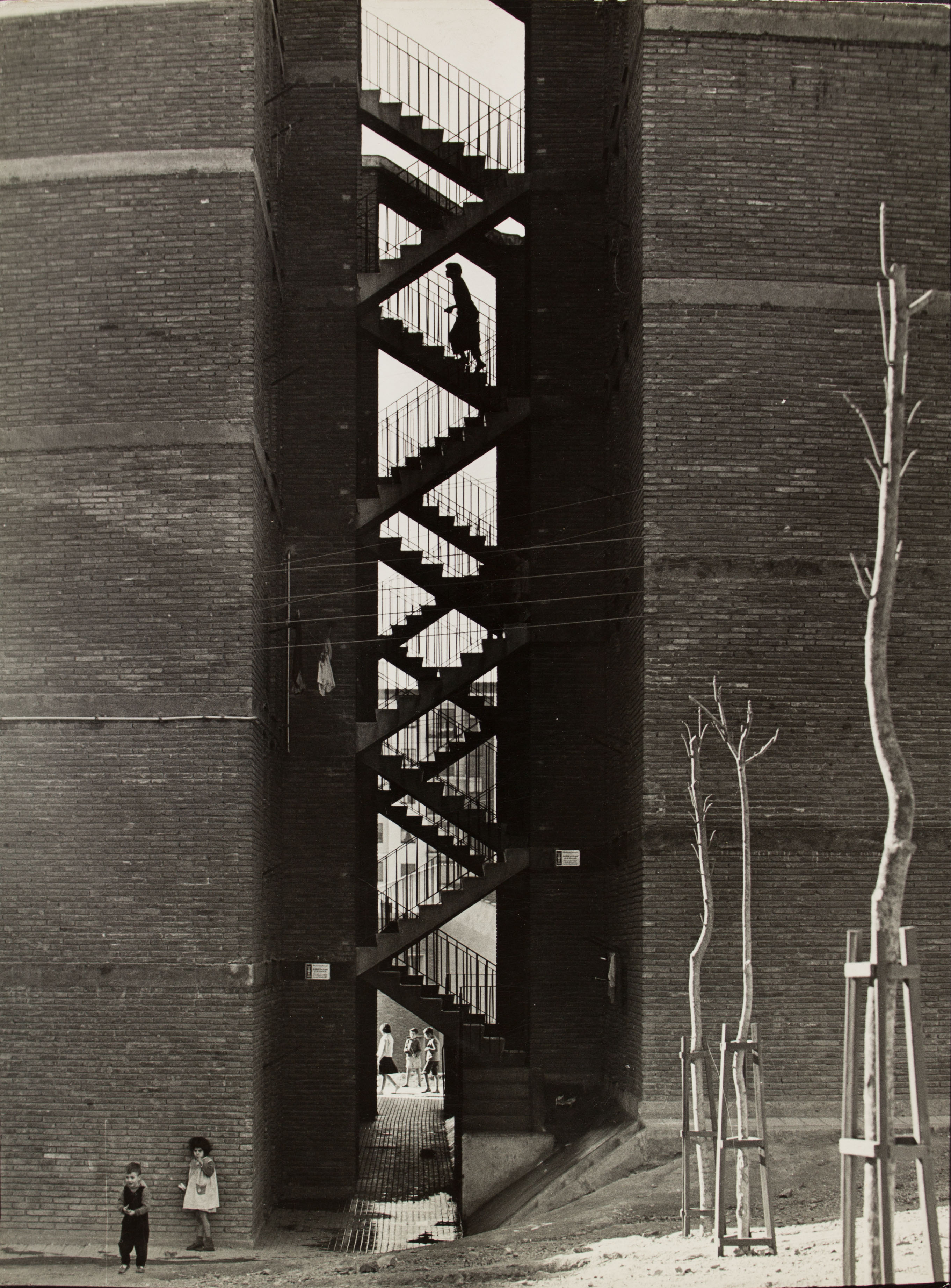 Oriol Maspons - Sense títol (La Trinitat Nova, Barcelona. Fotografia per la revista «Cuadernos de arquitectura» del Col·legi d'Arquitectes de Catalunya) - Cap a 1965 image for: Oriol Maspons - Sense títol (La Trinitat Nova, Barcelona. Fotografia per la revista «Cuadernos de arquitectura» del Col·legi d'Arquitectes de Catalunya) - Cap a 1965