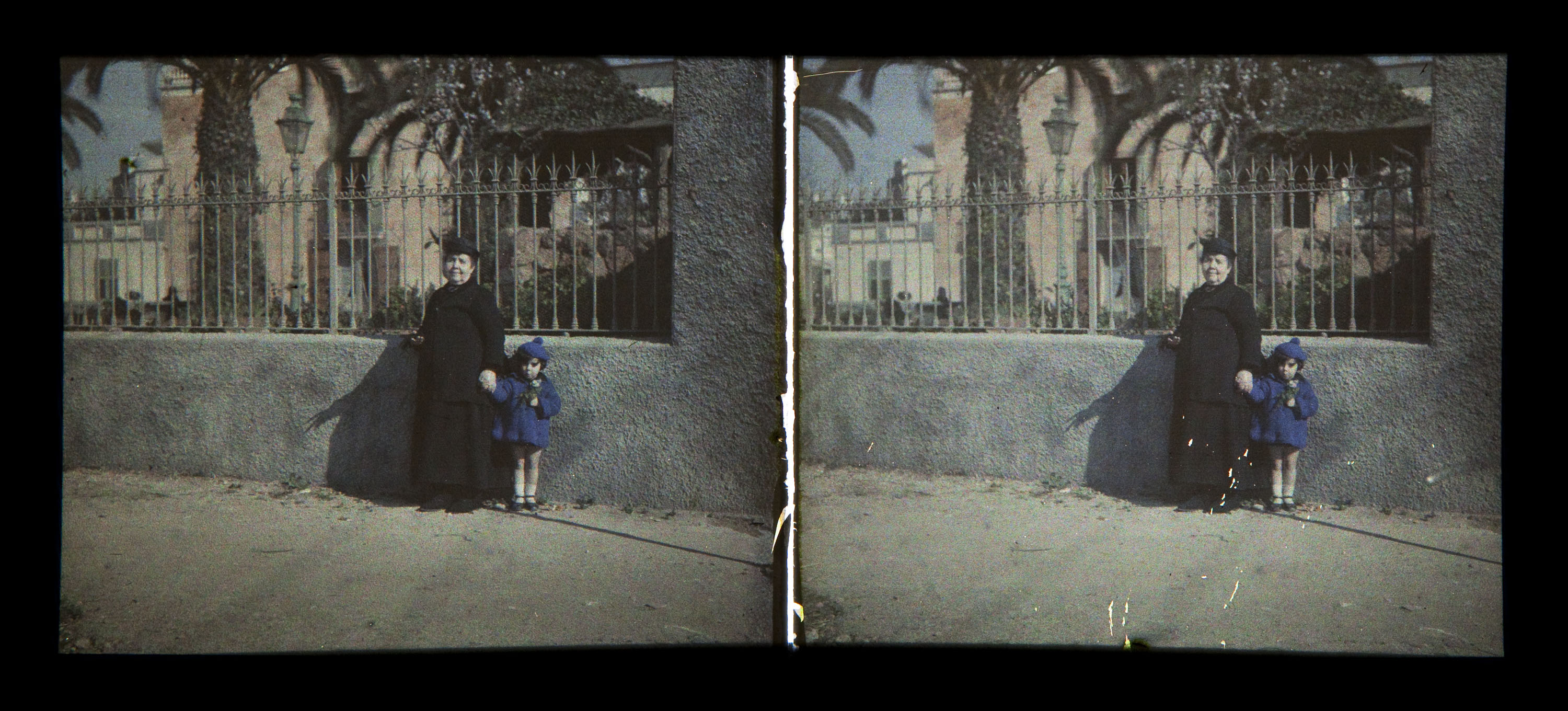image for: Francesc Carrera Bou - Dona i nena davant d'una tanca - Cap a 1922-1926