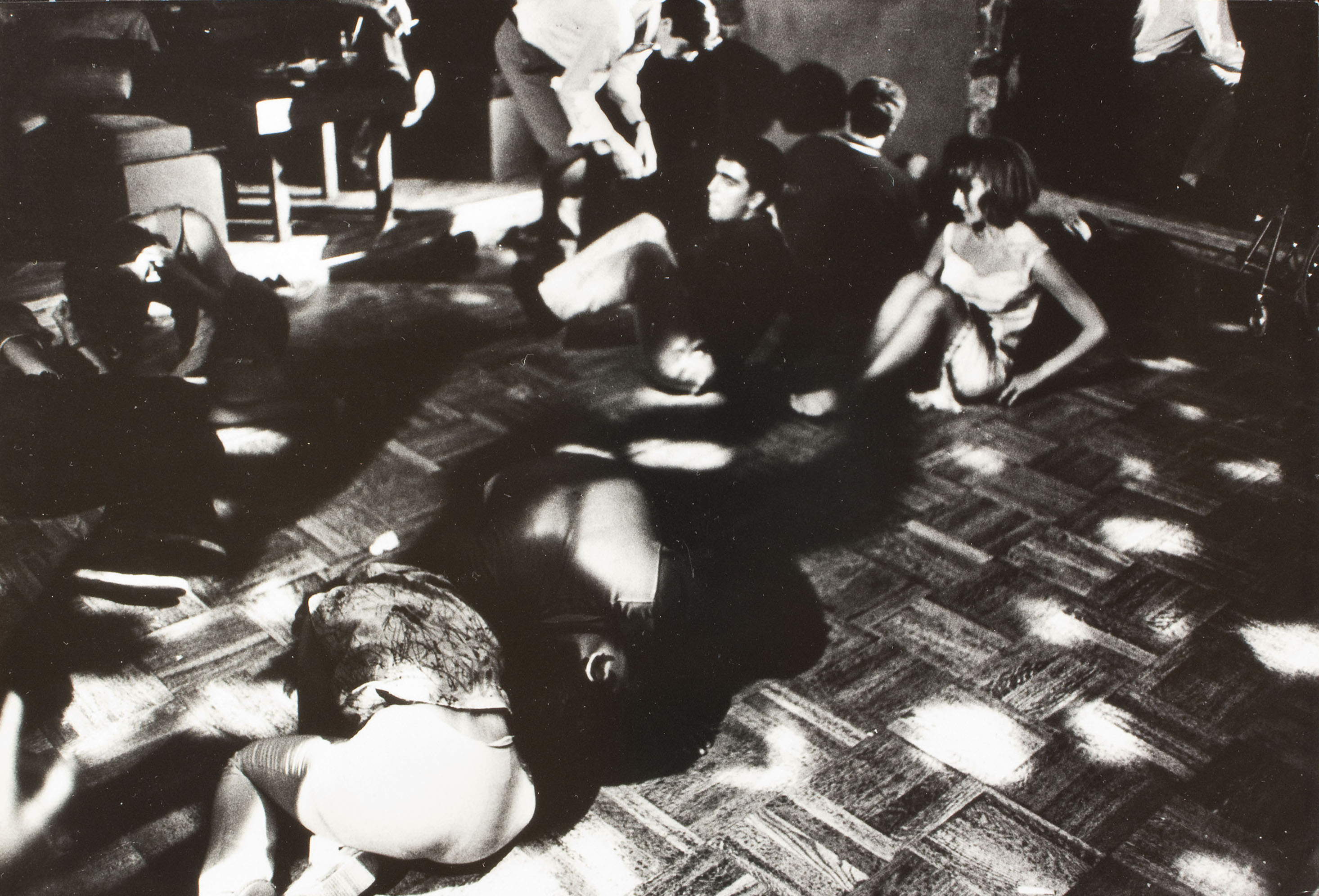 image for: Oriol Maspons - Sense títol (Discoteca Tiffany's, foto fixa per a la pel·lícula «Lejos de los árboles», Platja d'Aro) - Cap a 1970