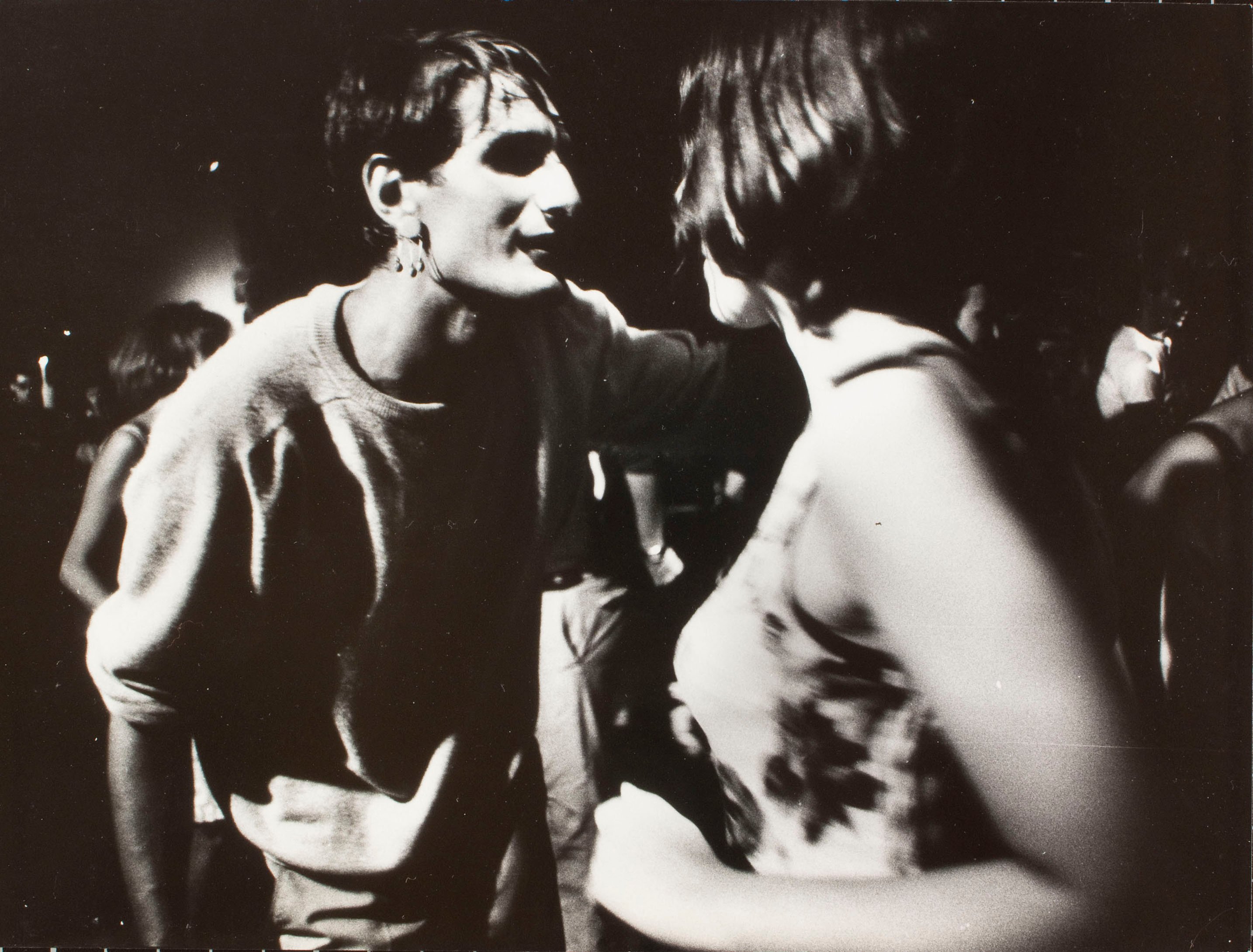 image for: Oriol Maspons - Sense títol (Discoteca Tiffany's, foto fixa per a la pel·lícula «Lejos de los árboles», Platja d'Aro) - Cap a 1970