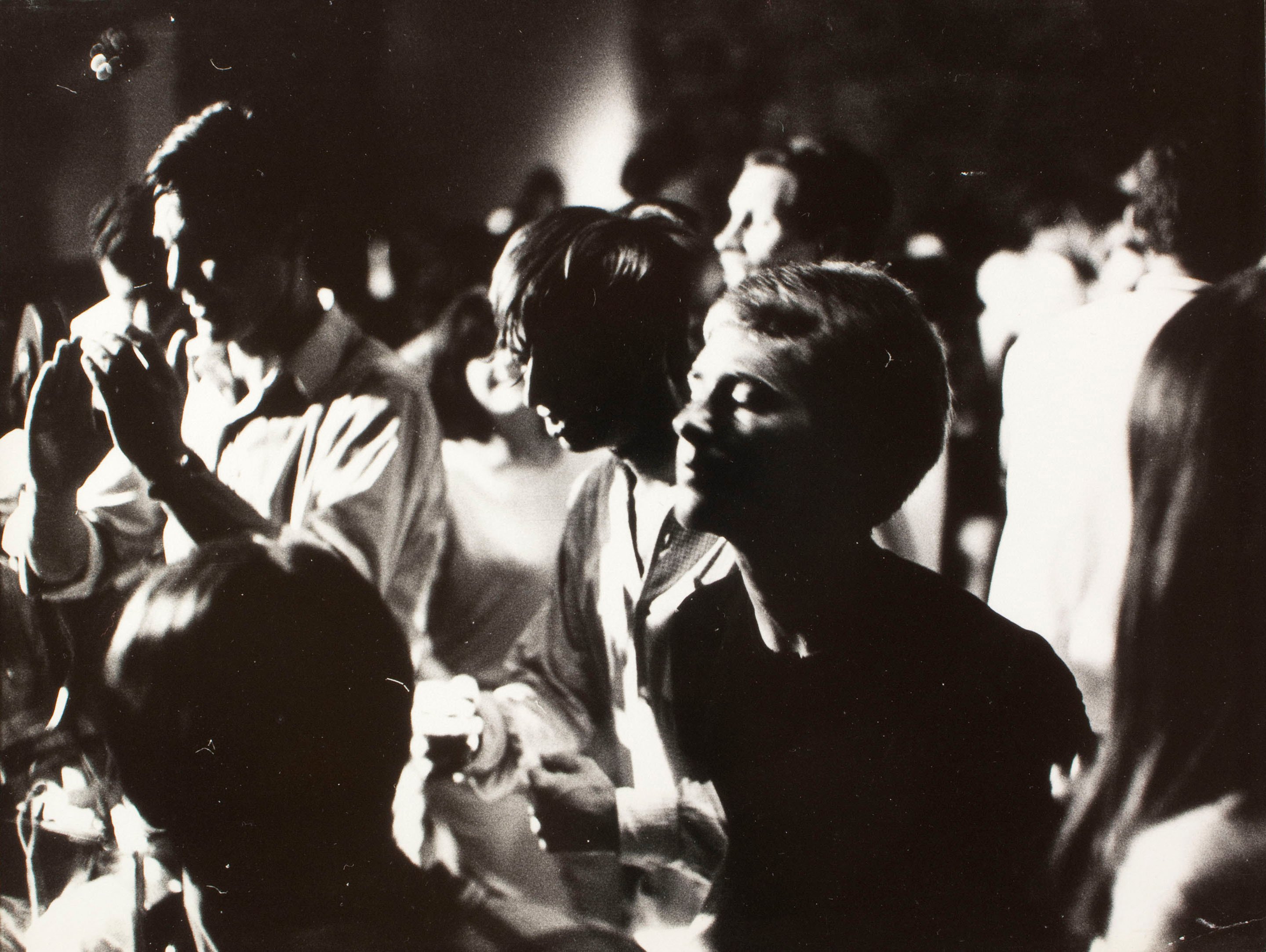 Oriol Maspons - Sense títol (Discoteca Tiffany's, foto fixa per a la pel·lícula «Lejos de los árboles», Platja d'Aro) - Cap a 1970 image for: Oriol Maspons - Sense títol (Discoteca Tiffany's, foto fixa per a la pel·lícula «Lejos de los árboles», Platja d'Aro) - Cap a 1970