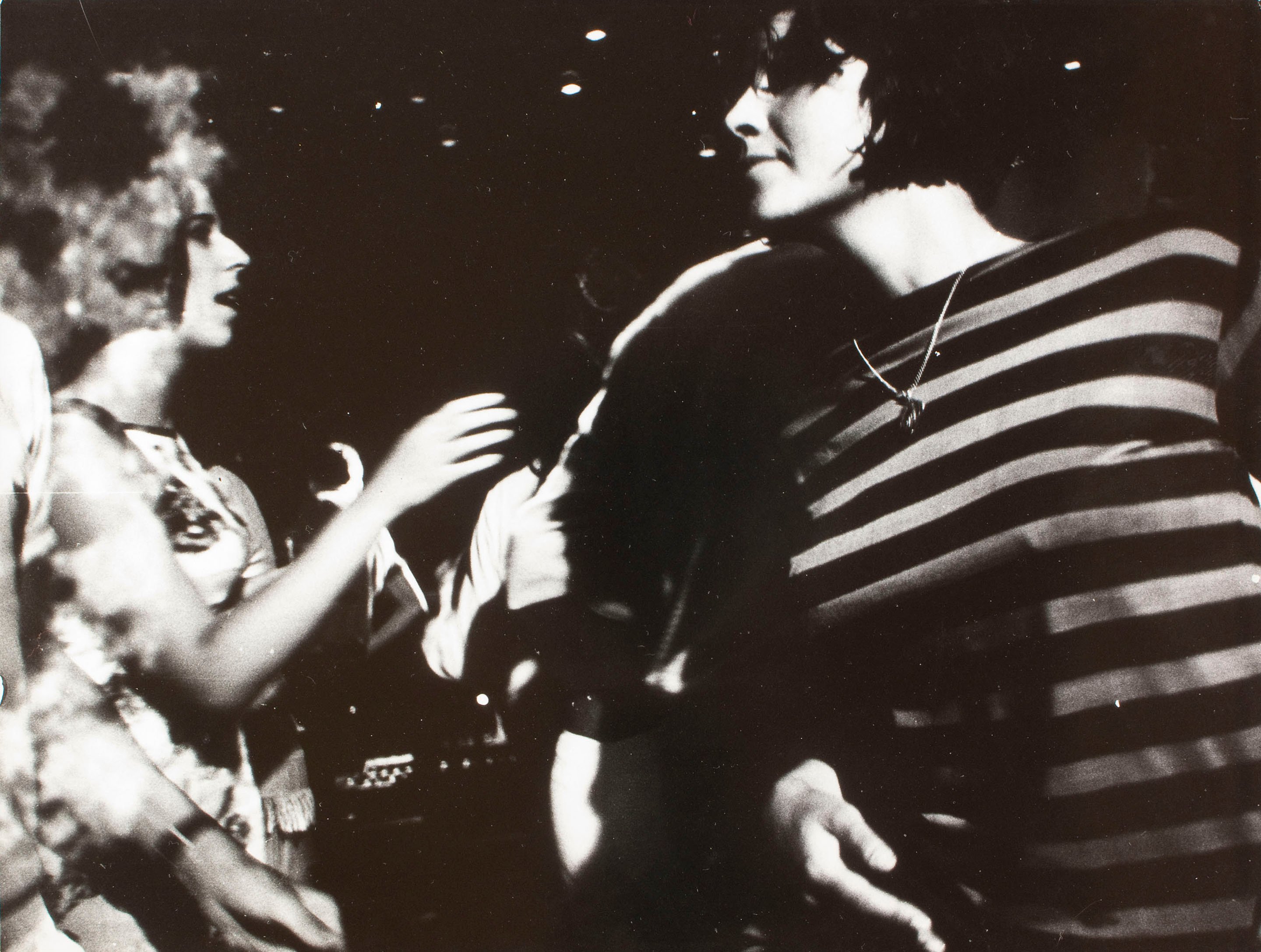 image for: Oriol Maspons - Sense títol (Discoteca Tiffany's, foto fixa per a la pel·lícula «Lejos de los árboles», Platja d'Aro) - Cap a 1970