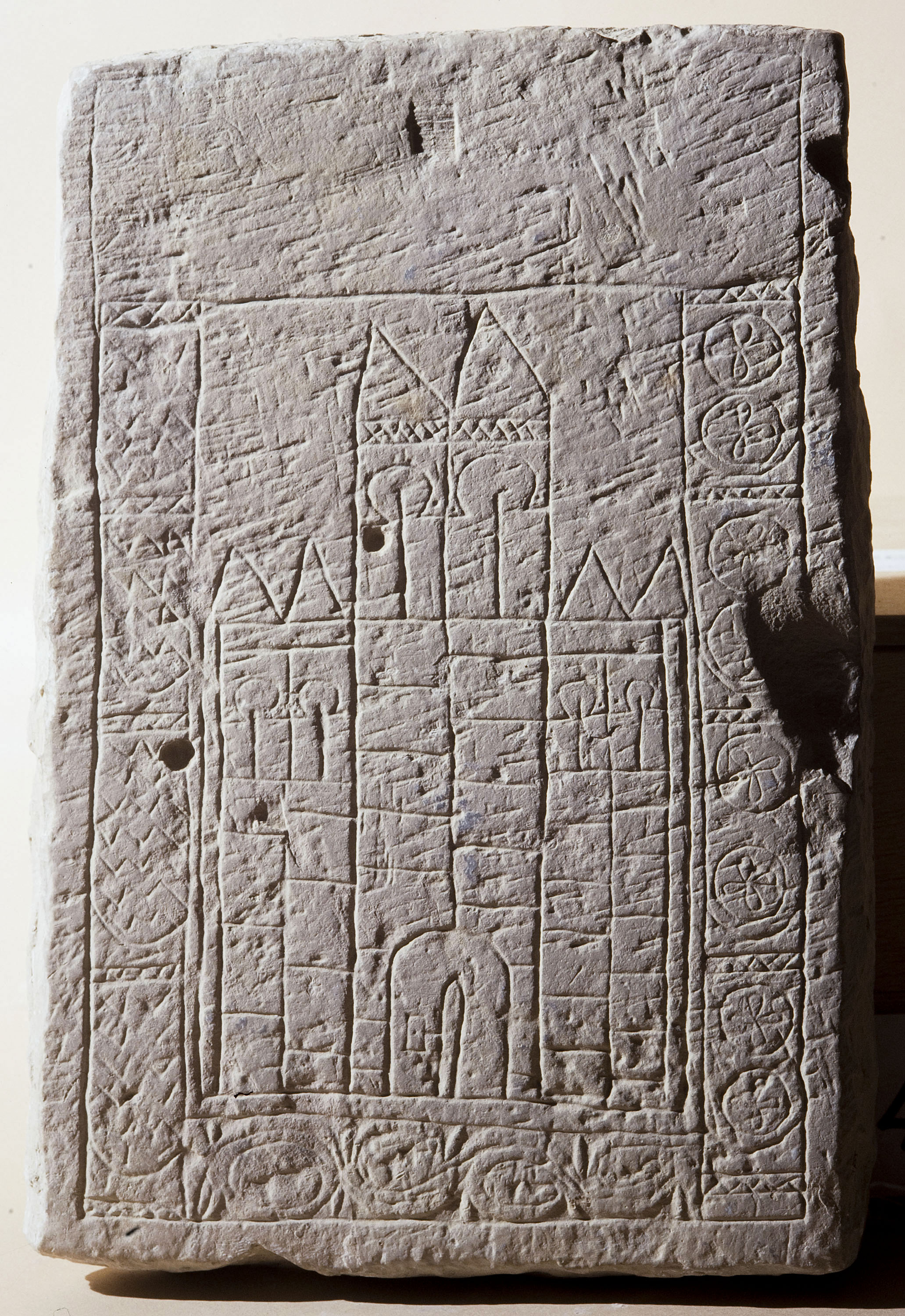 image for: Anònim - Relleu reaprofitat com a placa amb castell - Segle XIII