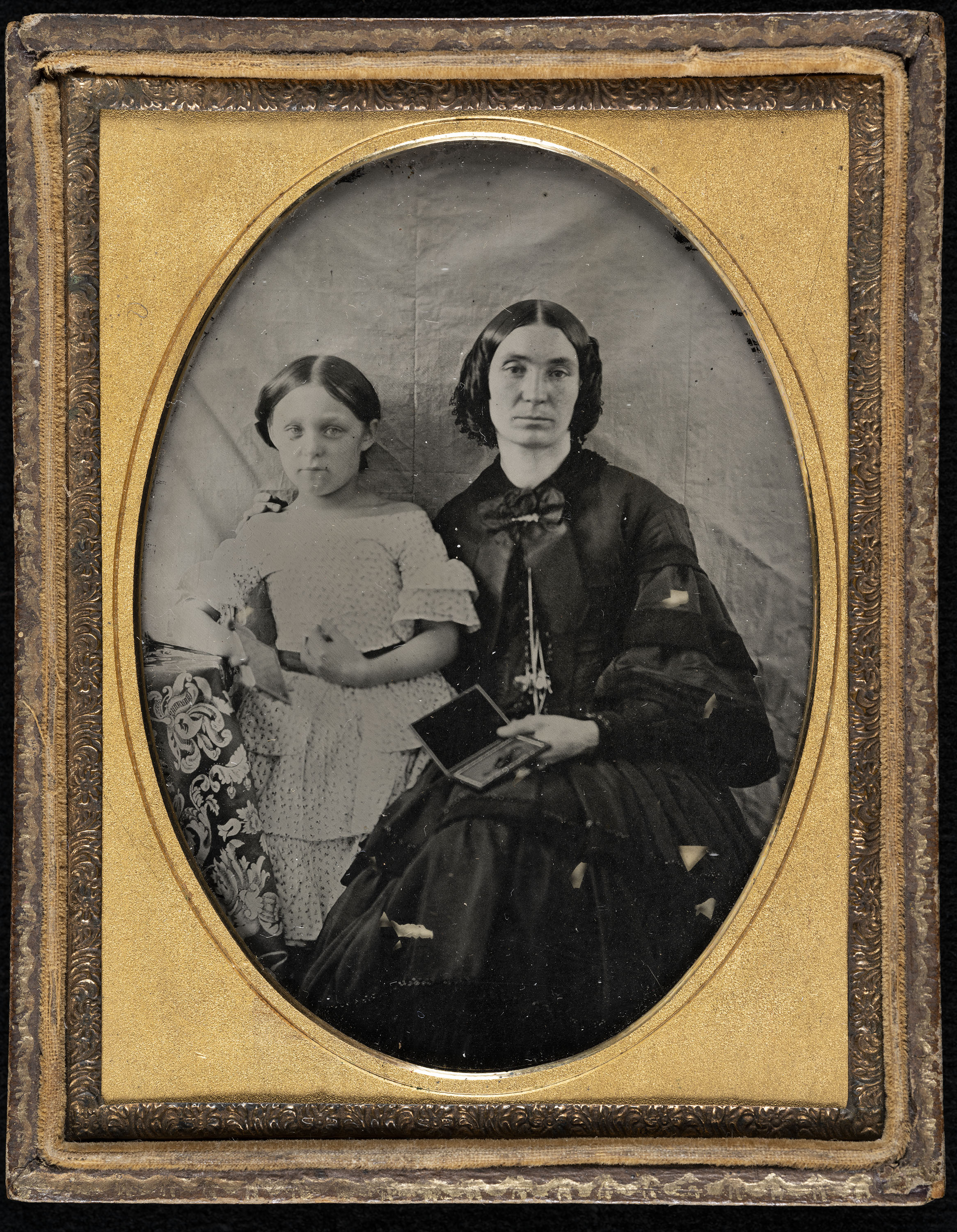 Anònim - Retrat de dona amb ambrotip a la mà i nena - 1860-1870 image for: Anònim - Retrat de dona amb ambrotip a la mà i nena - 1860-1870