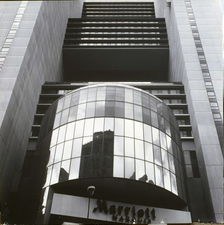 image for: Carles Fontserè - Plafó A. Façana de l'hotel Marriot Marquis - Cap a 1986