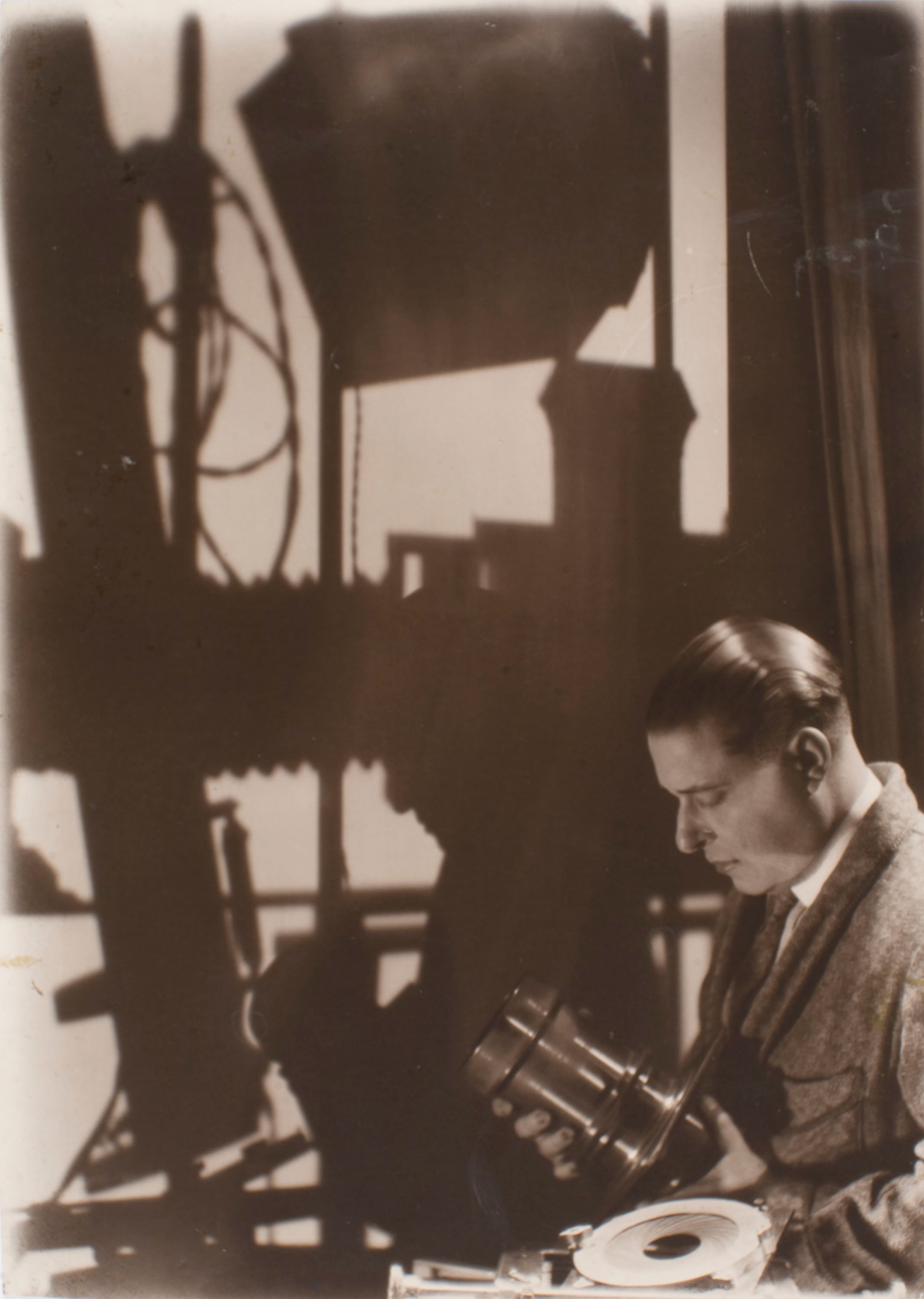 image for: Josep Masana - Autoretrat a l'estudi fotogràfic - Cap a 1929