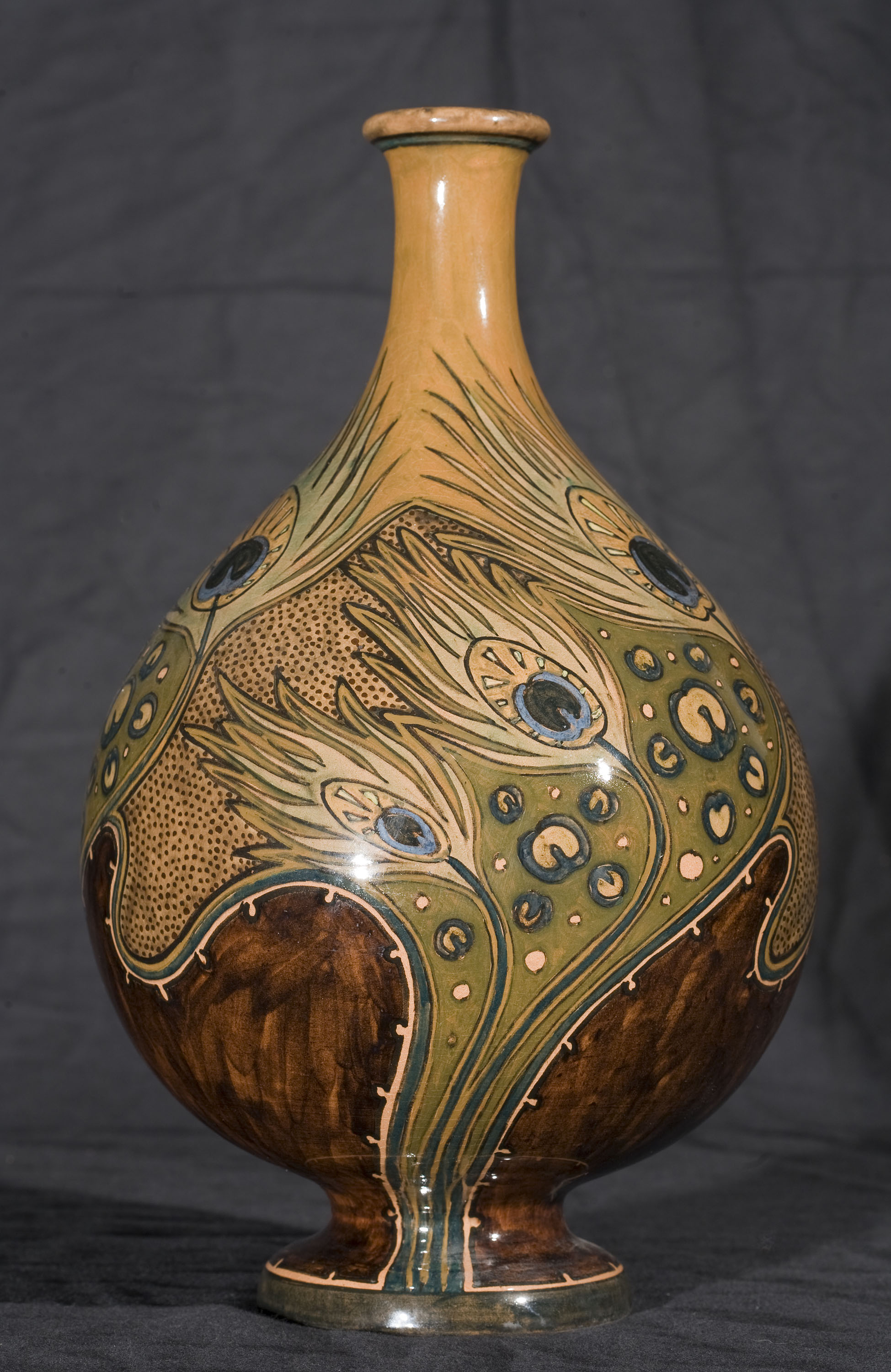 image for: Reial Fàbrica de Rozenburg - Vas decorat amb plomes de paó - Cap a 1898