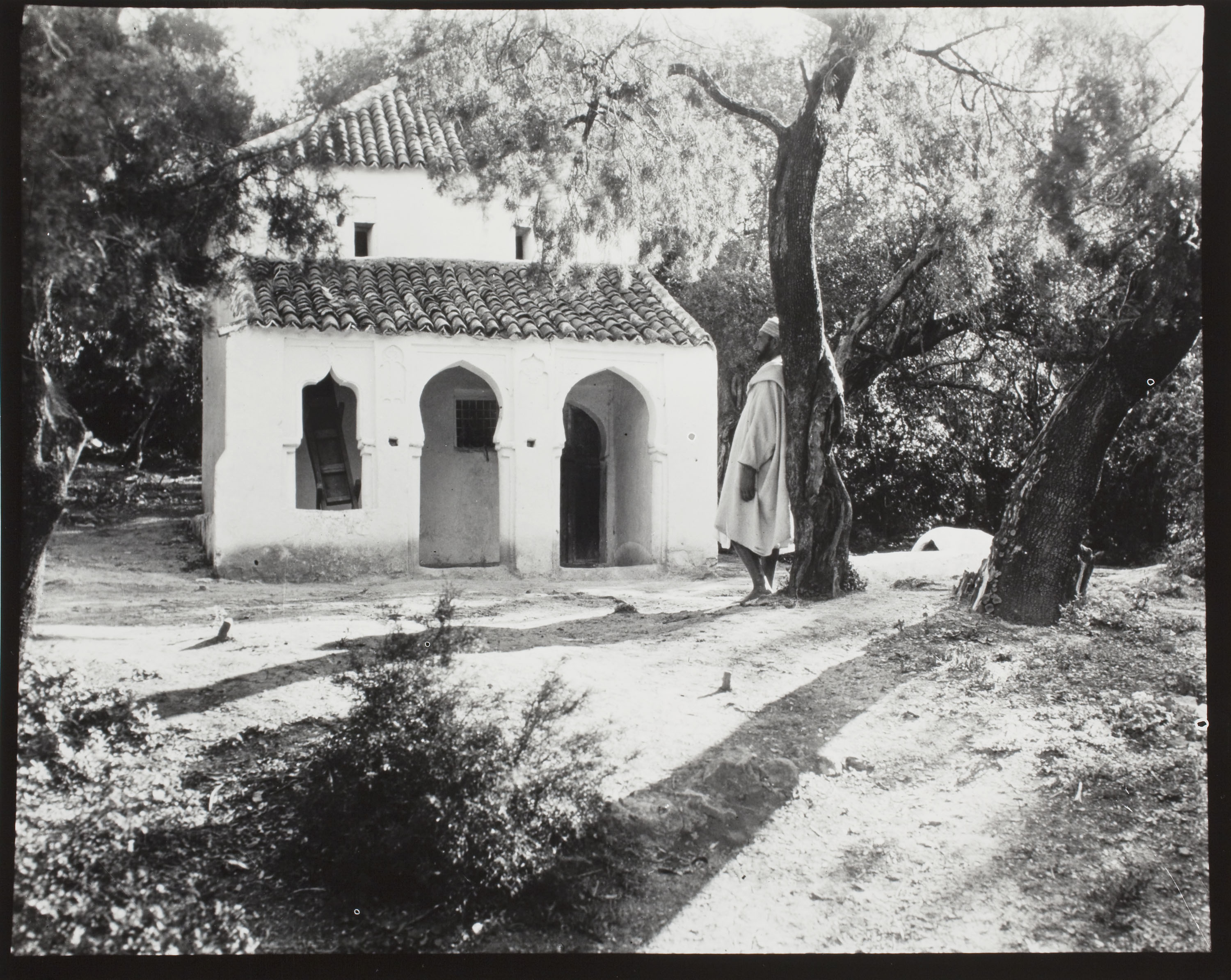 image for: Claudi Carbonell - Cementerio en Tagzut - Cap a 1930
