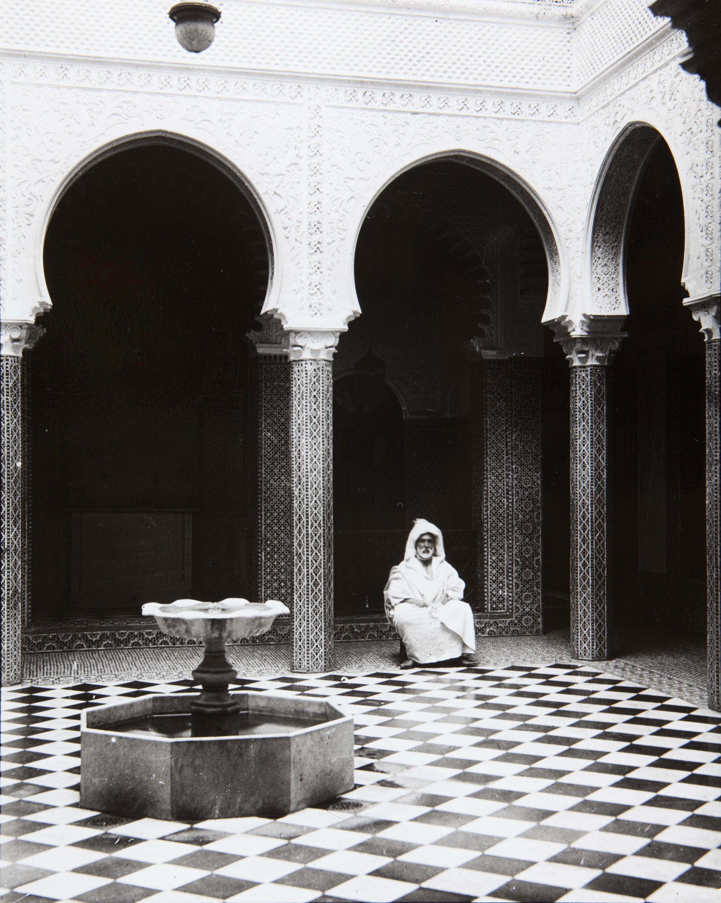 image for: Claudi Carbonell - Tetuan. Patio con fuente y moro - Cap a 1930