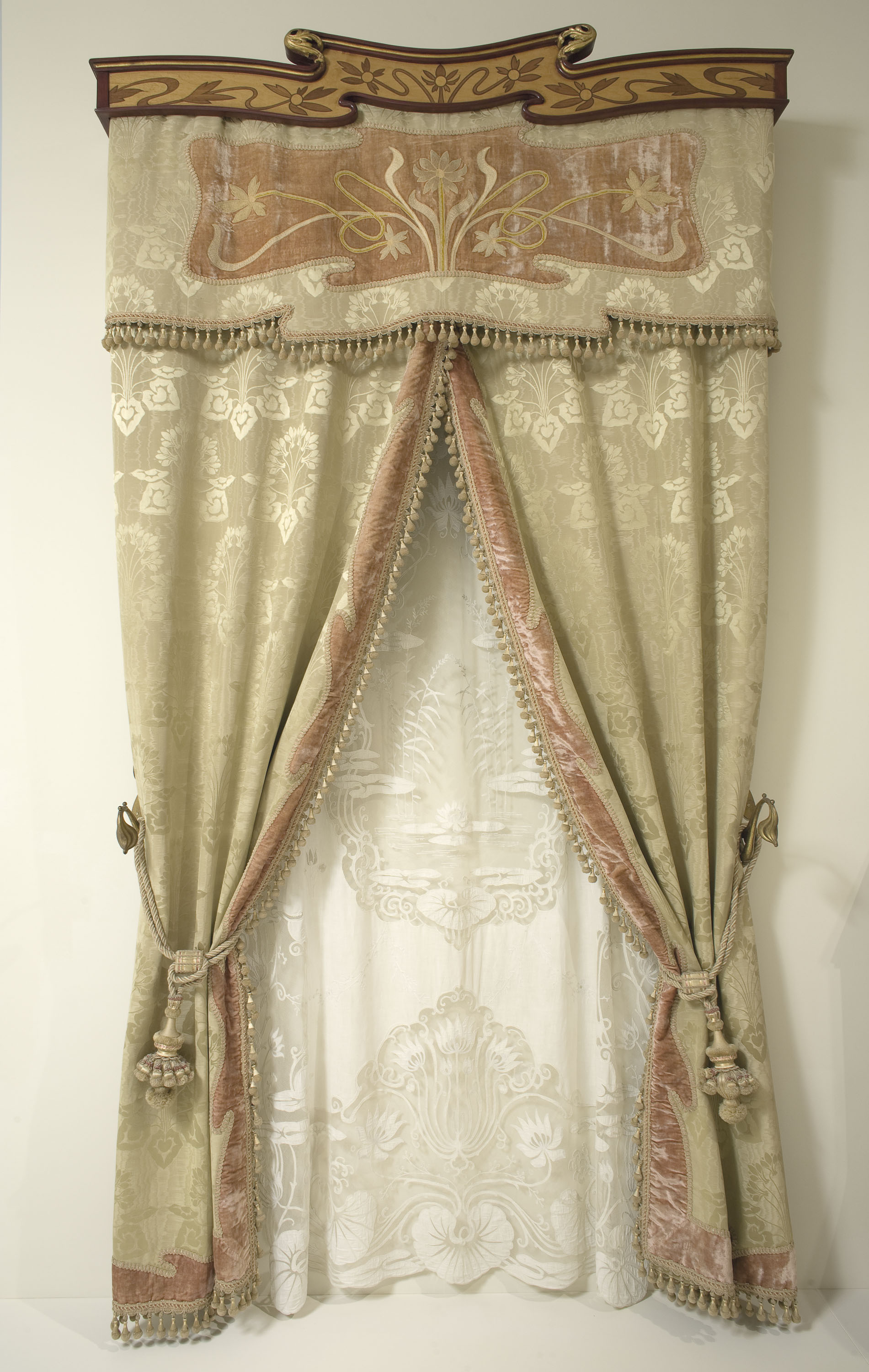image for: Anònim. Catalunya - Cortinatge complet de la sala de música de la casa Solà Pou: estor, dosser i cortinatge - 1902