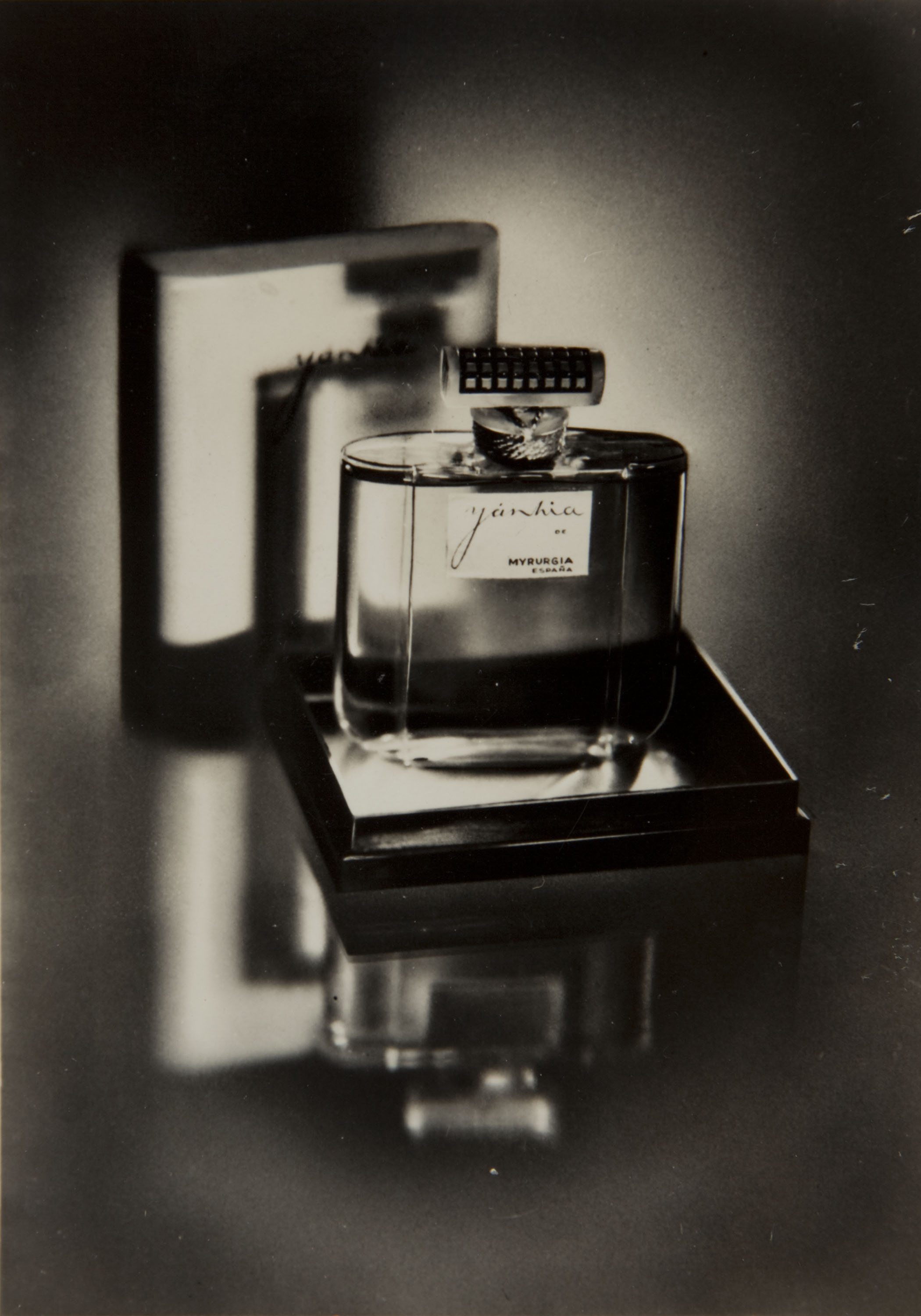 Pere Català Pic - Fotografia publicitària per a Myrurgia. Colònia «Yánhia» - Cap a 1933 image for: Pere Català Pic - Fotografia publicitària per a Myrurgia. Colònia «Yánhia» - Cap a 1933