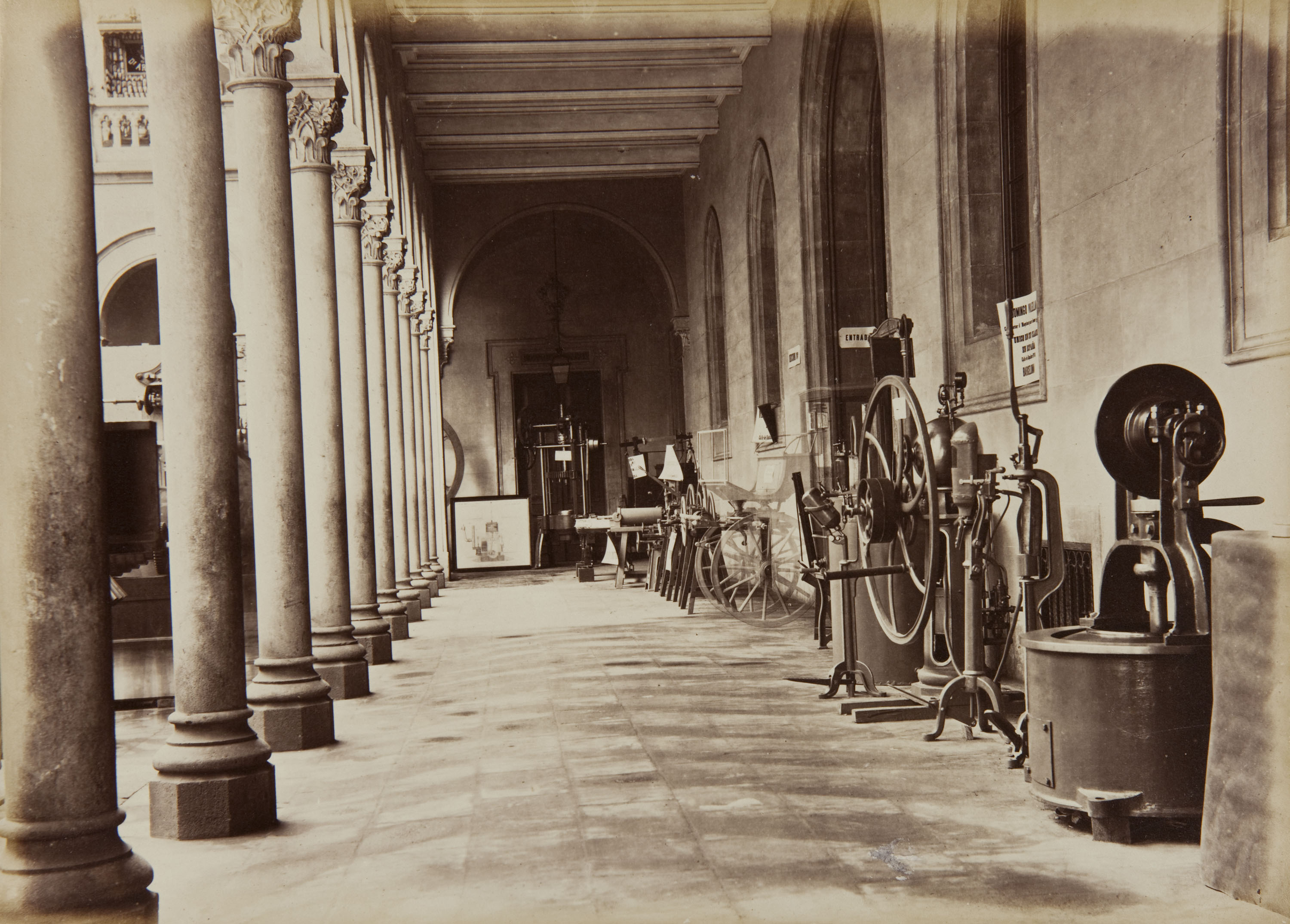 image for: Joan Martí  - Patio lateral Este, pórtico de la parte Oeste [de la Universitat de Barcelona] - 1877