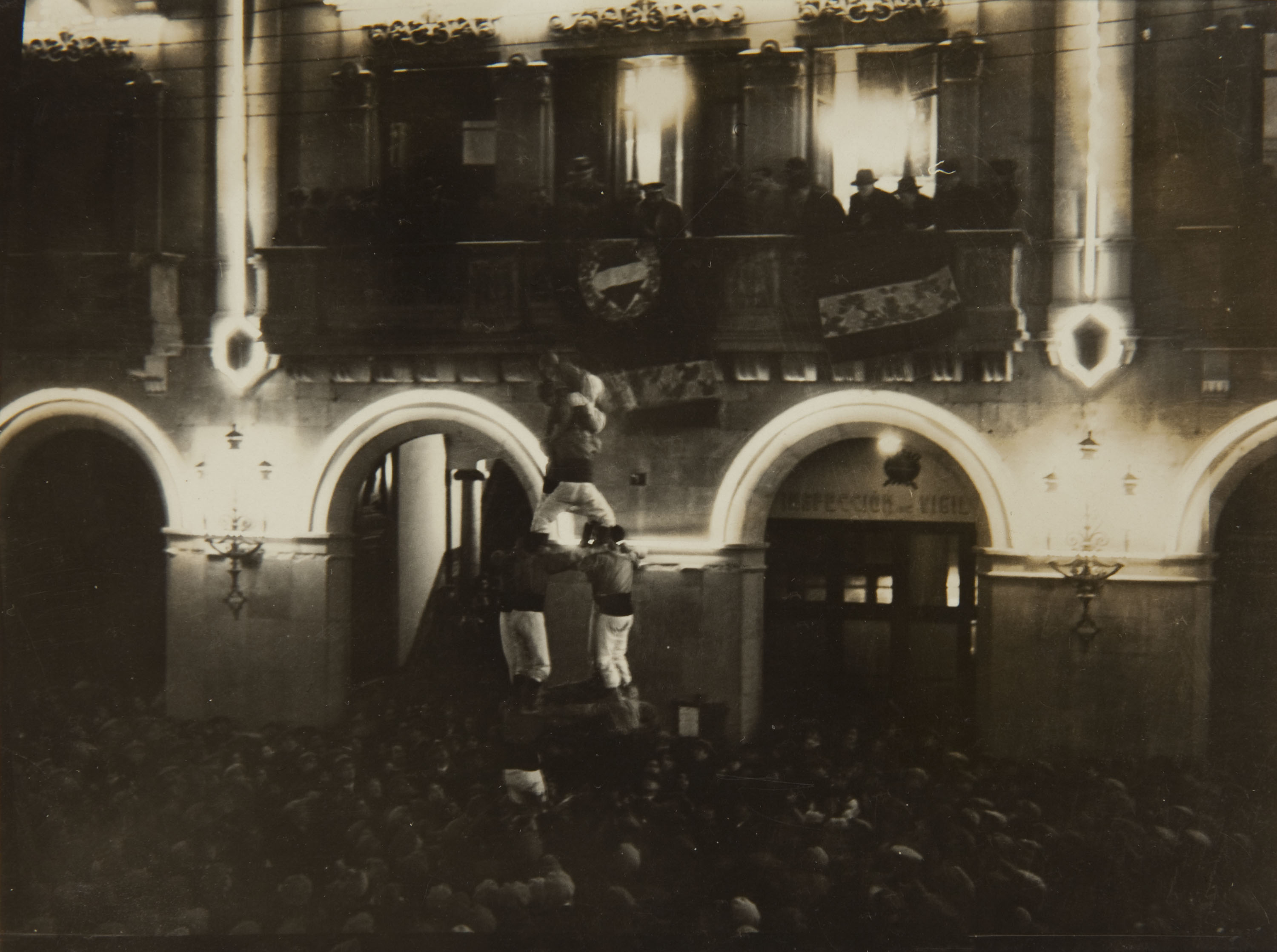 image for: Pere Català Pic - Sortida de Completes. Per primera vegada l'objectiu fotogràfic ha pogut impressionar de nit tan bell espectacle - 1931