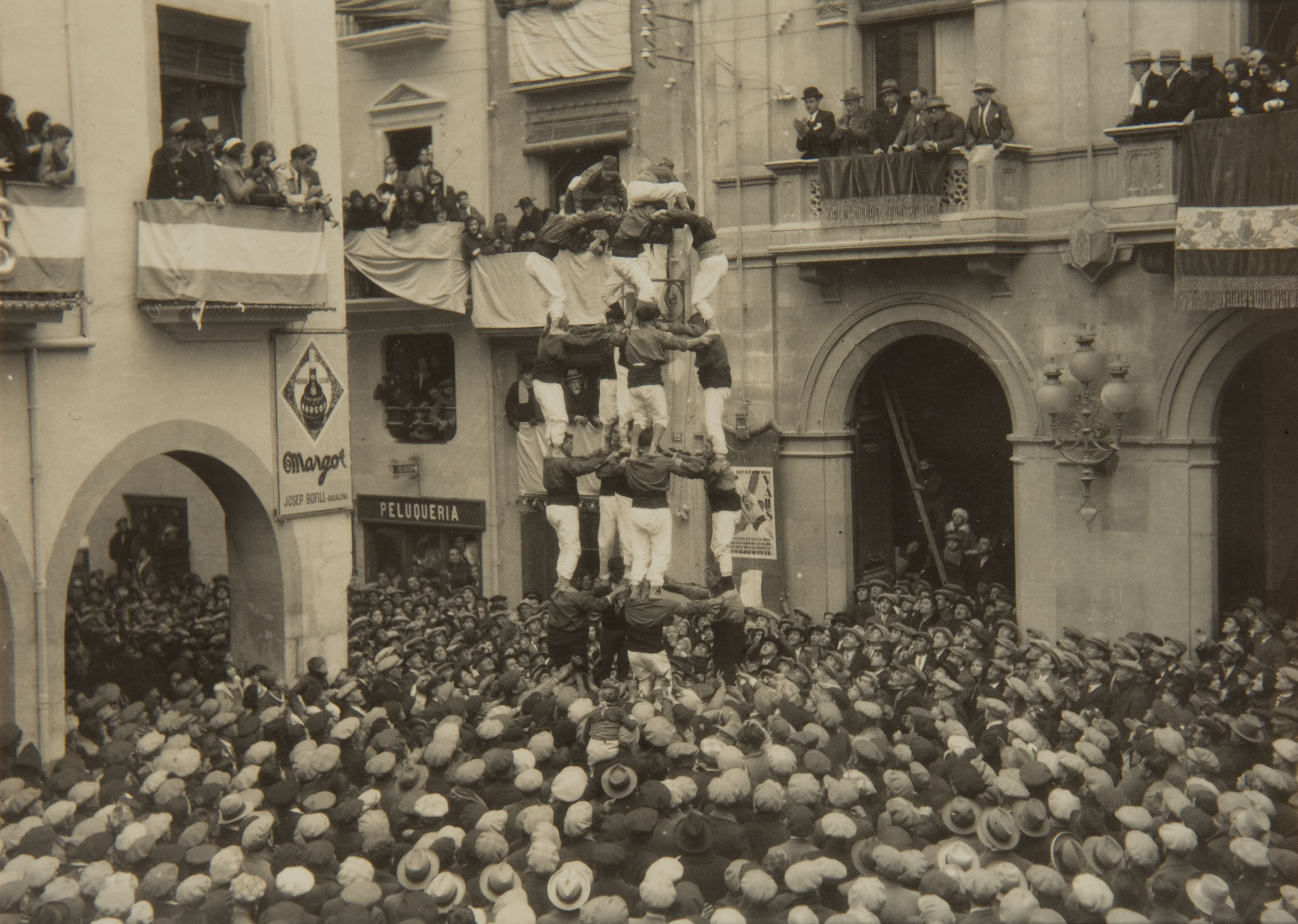 image for: Pere Català Pic - ...i els castellers s'enfilen estimulats per un noble desig de superació en mig d'una multitud nerviosa... - 1931